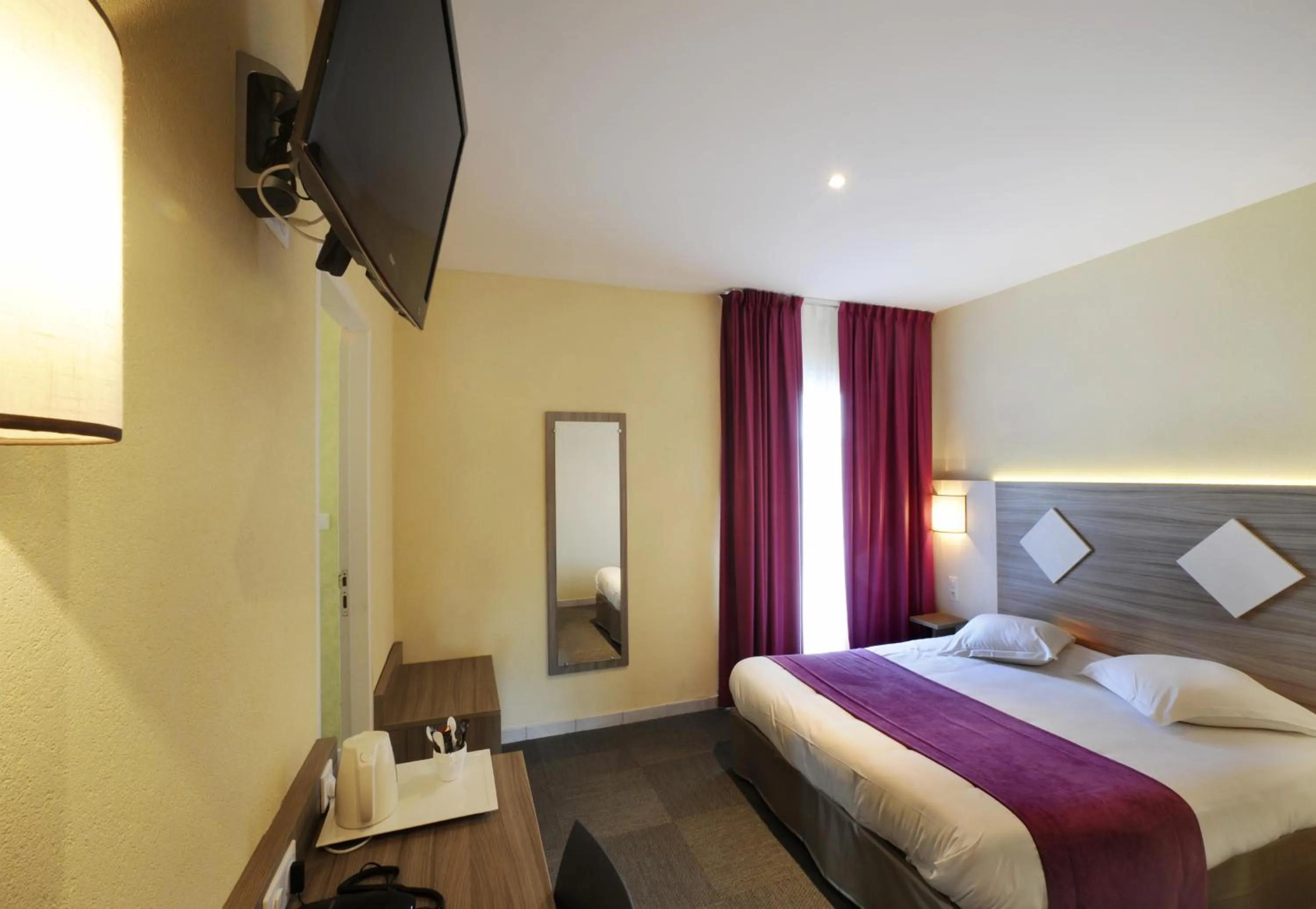 Superior Double Room in Comfort Hotel Saintes