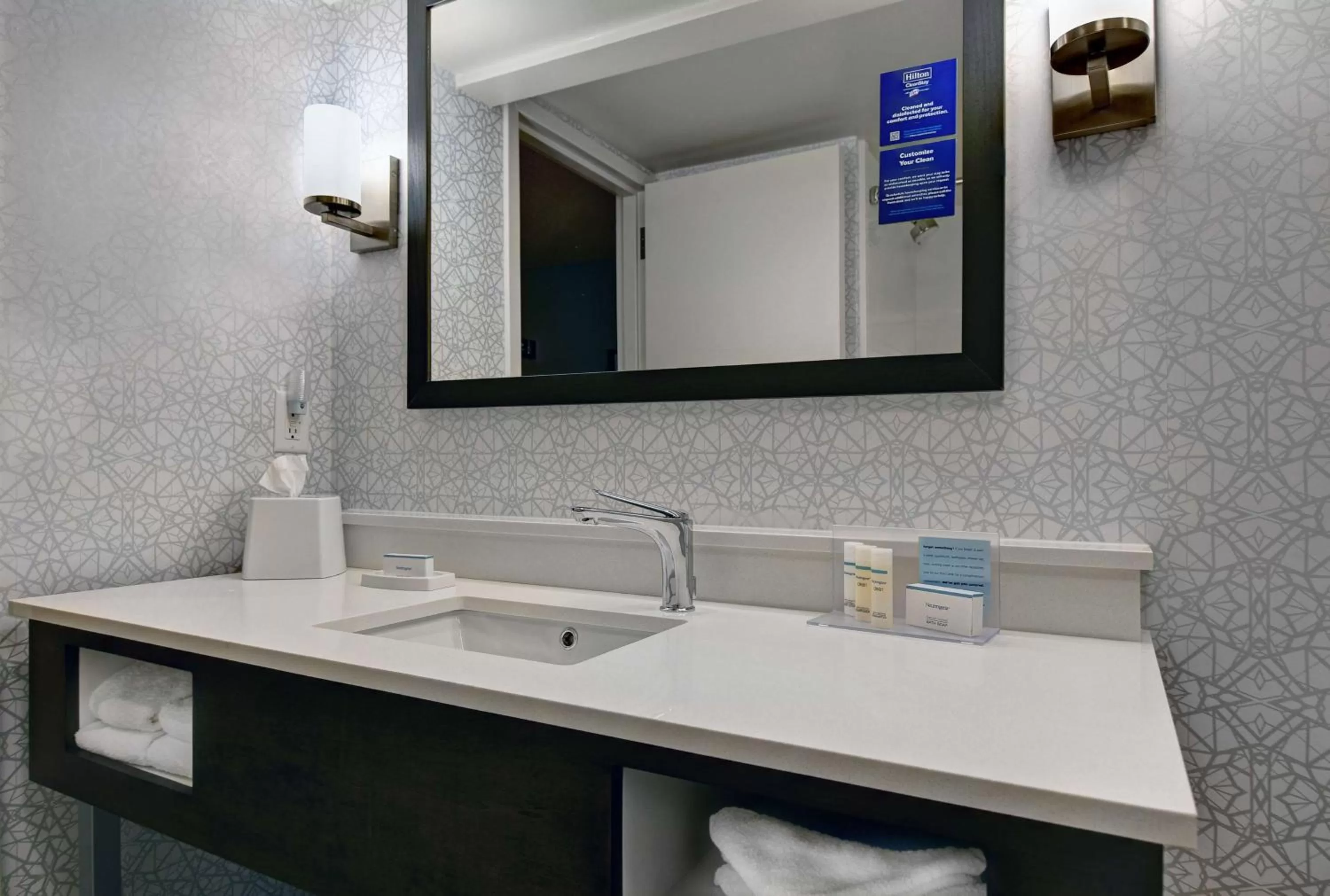 Queen Room- Hearing Access with Roll In Shower /Non-Smoking  in Hampton Inn Patriots Point