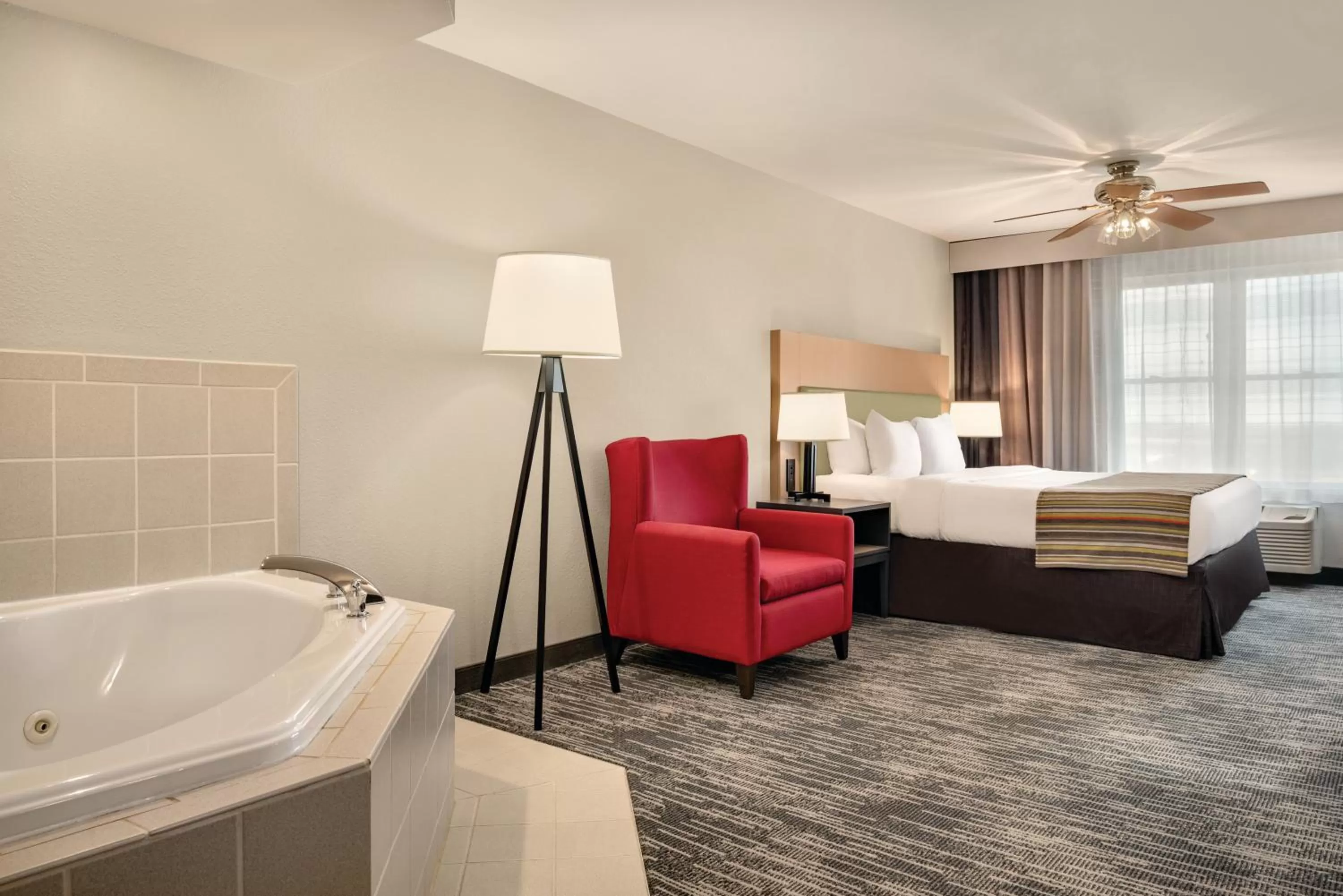 King Room with Whirlpool in Country Inn & Suites by Radisson, Galena, IL