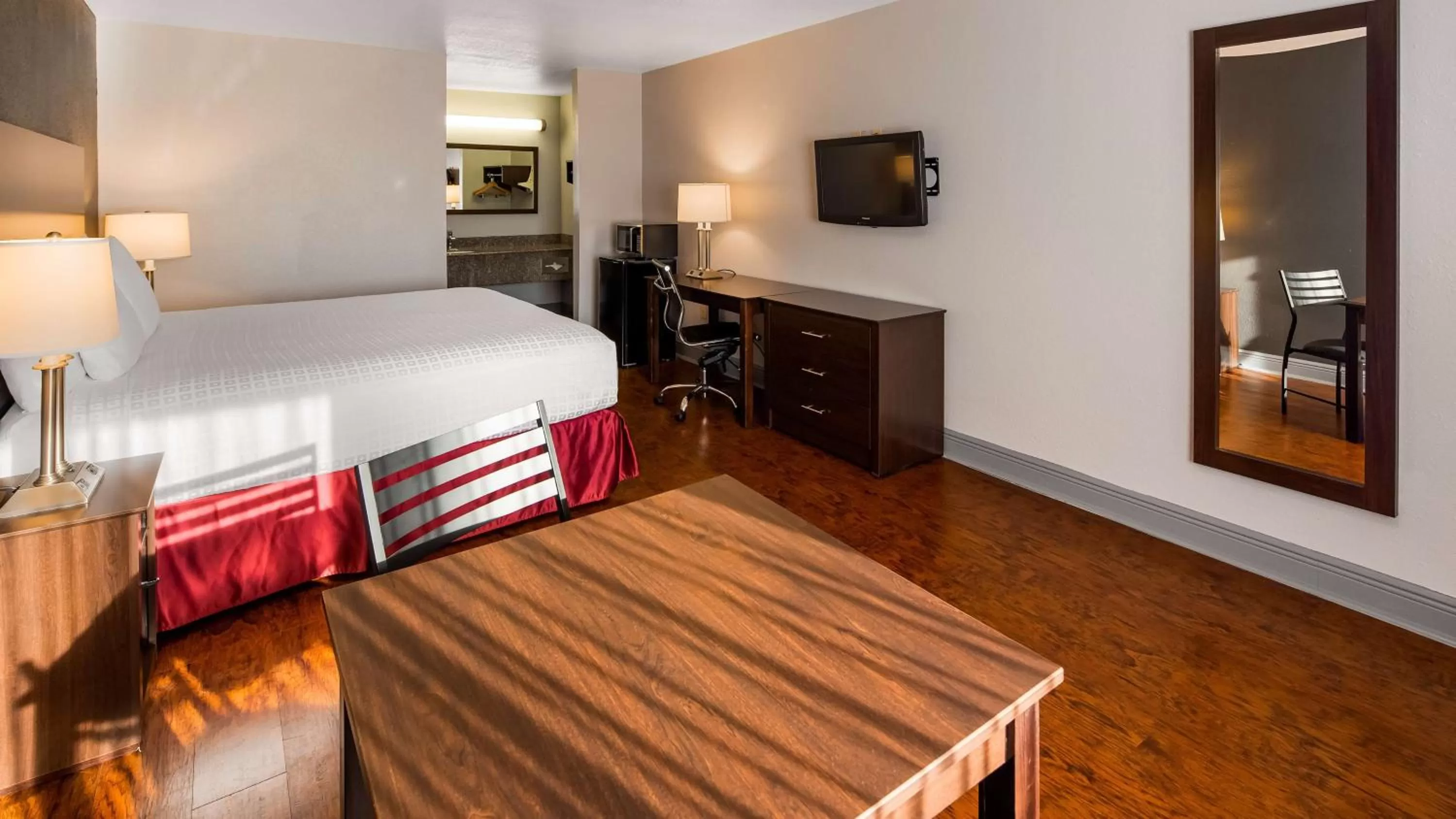 King Room with Bath Tub - Mobility Accessible/Non-Smoking in SureStay Plus Hotel by Best Western Hammond