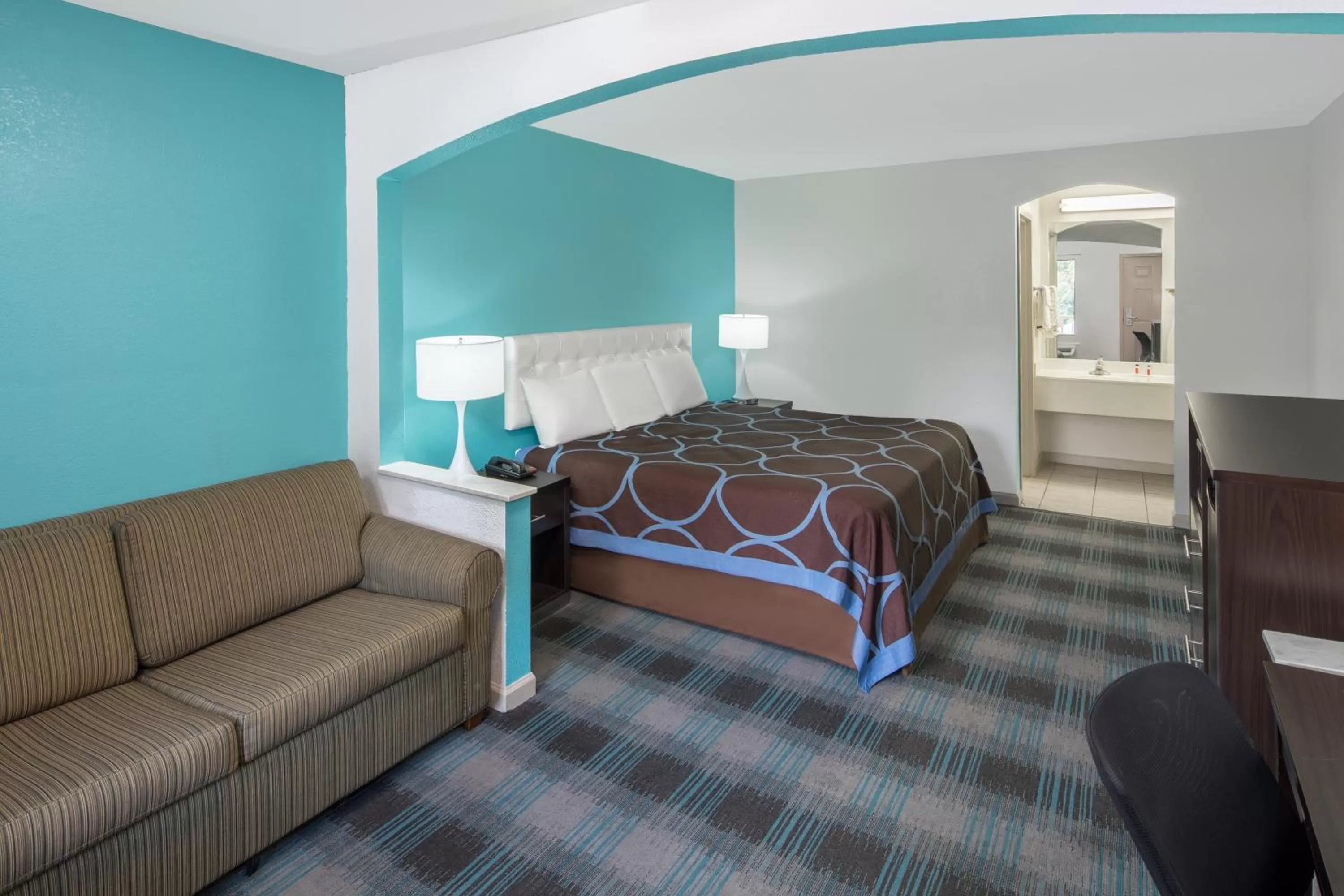 King Room - Disability Access/Non-Smoking in Howard Johnson by Wyndham Vicksburg