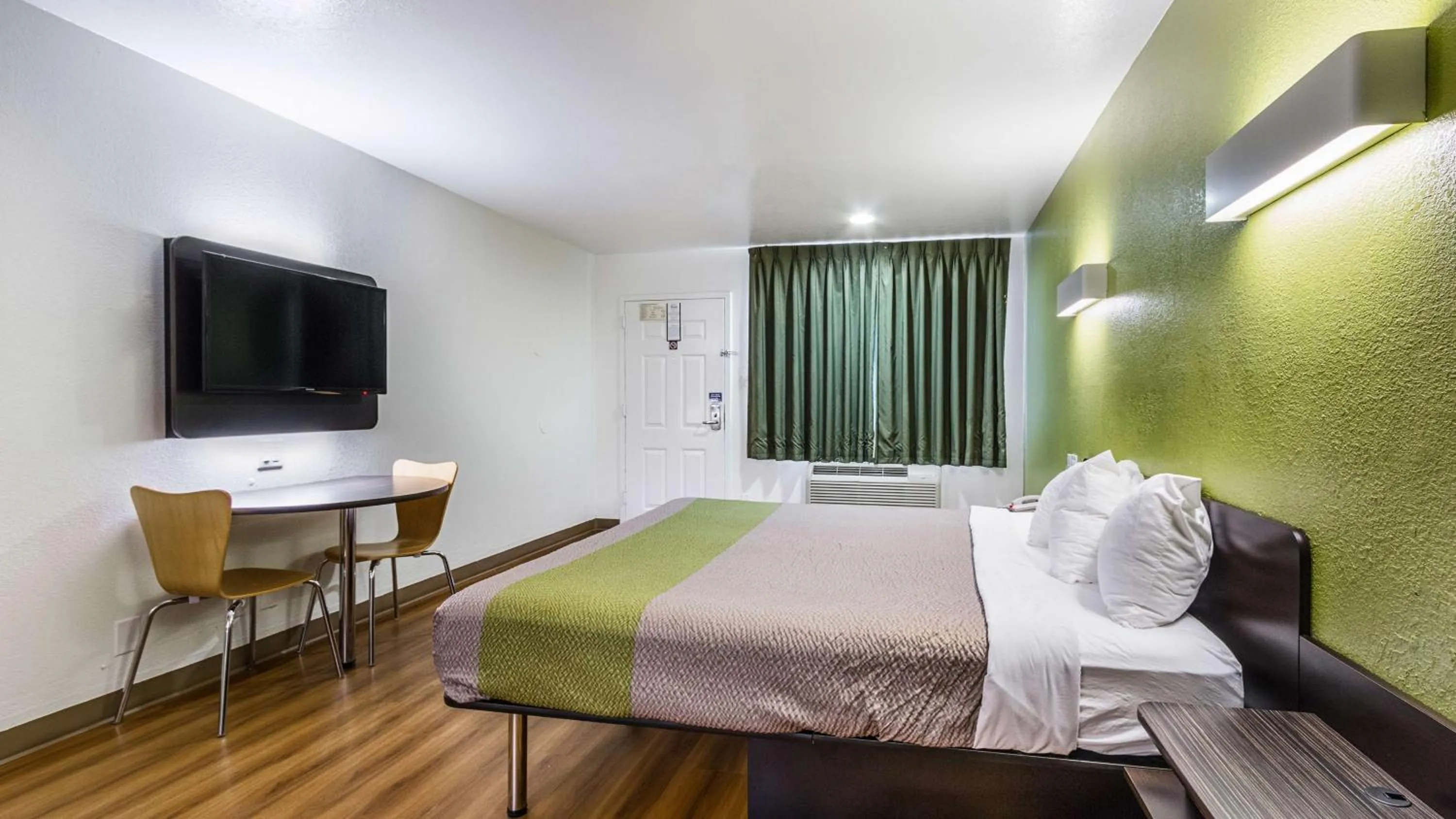 King Room - Disability Access - Non-Smoking in Motel 6-San Marcos, TX - North