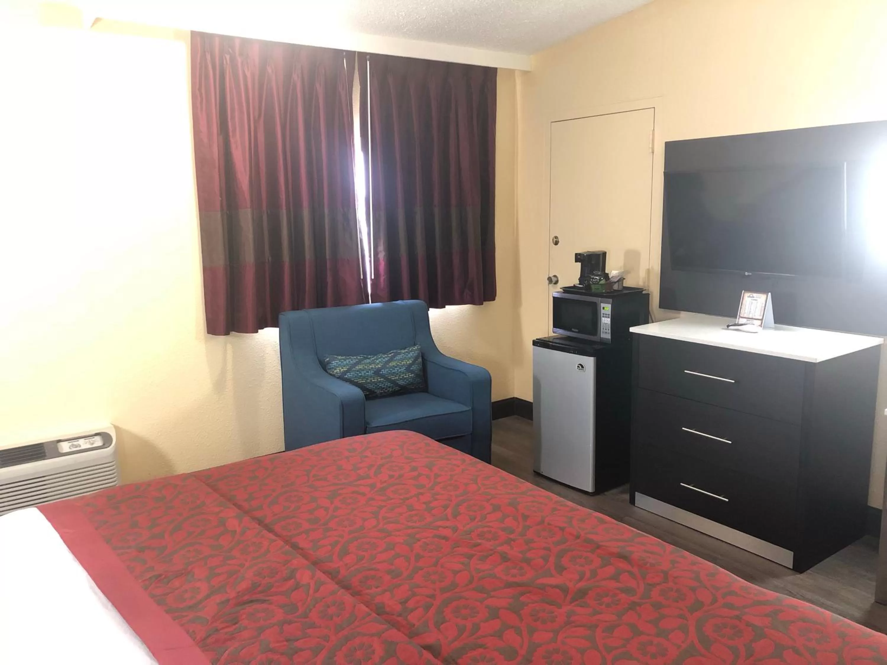 King Room - Non-Smoking in Days Inn by Wyndham Grove City Columbus South