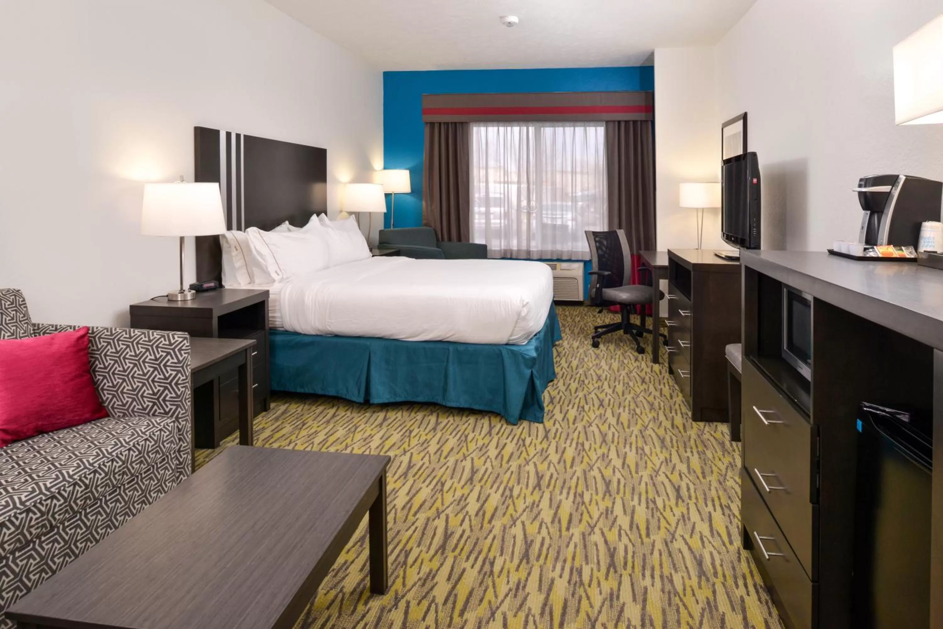 Standard King Room with Extra Floor Space in Holiday Inn Express Hotel & Suites Omaha West by IHG