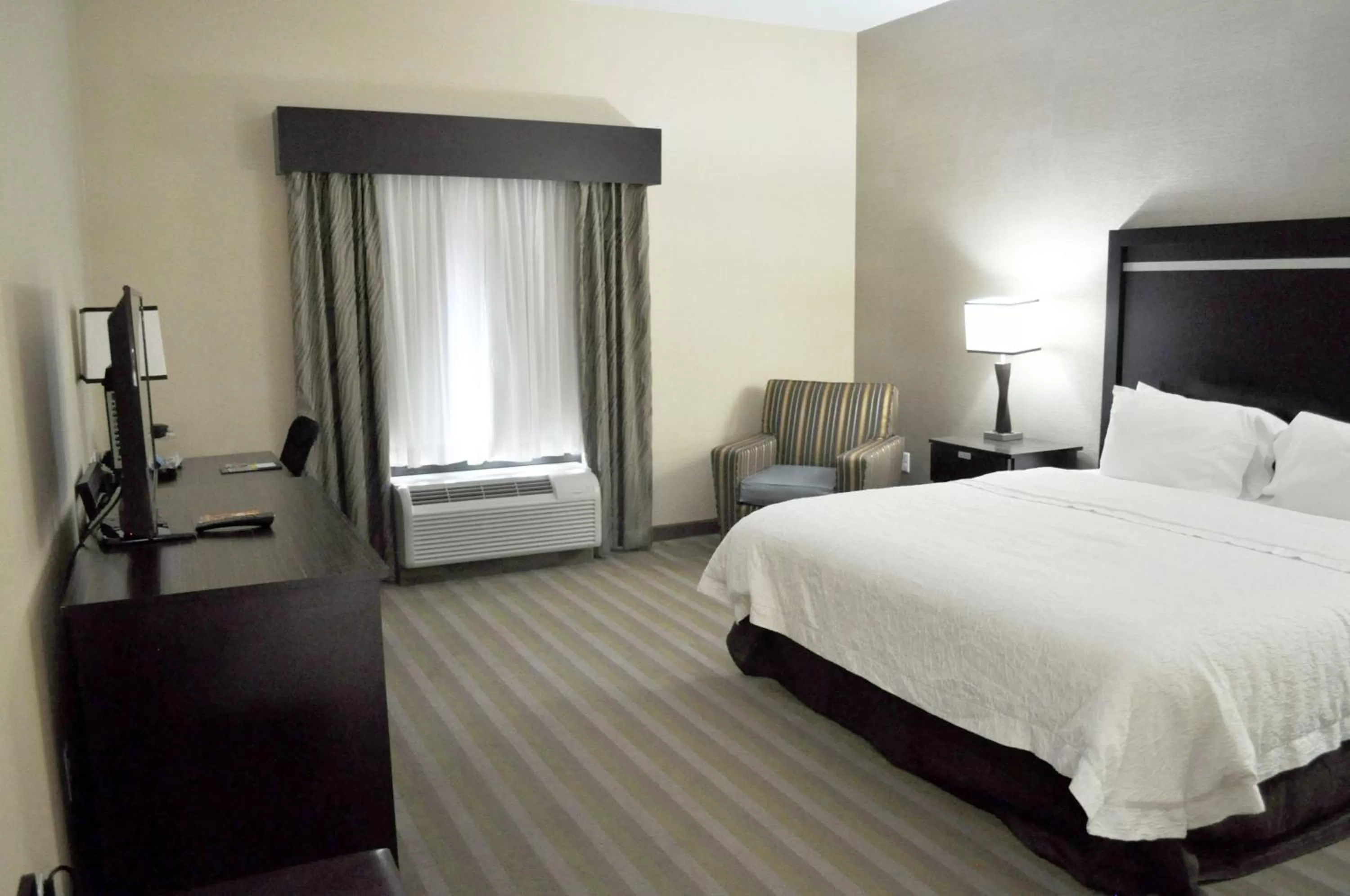 King Room with Roll-In Shower - Mobility and Hearing Access/Non-Smoking in Hampton Inn & Suites Toledo/Westgate