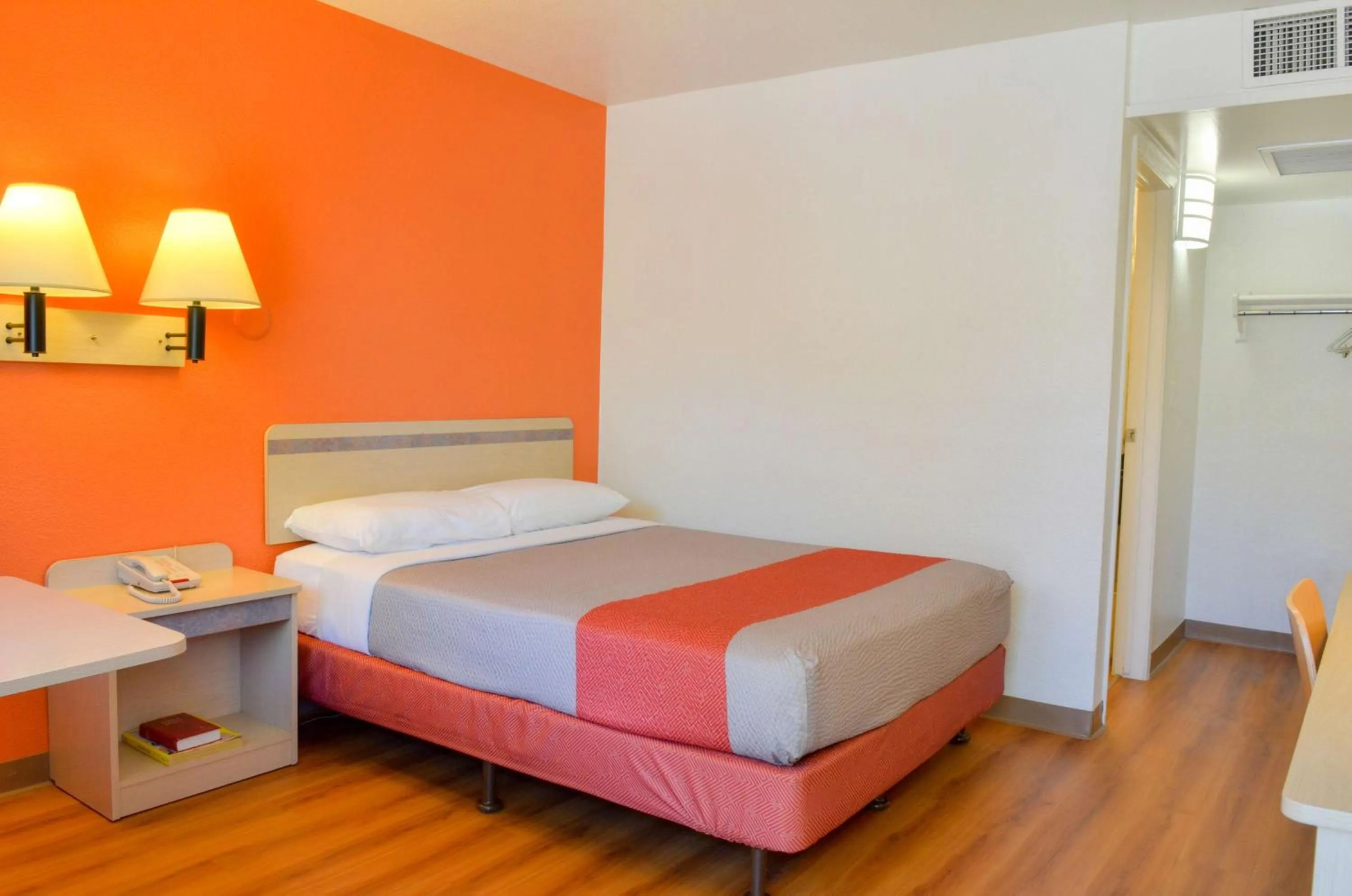 Deluxe Queen Room in Motel 6-Santa Nella, CA - Los Banos - Interstate 5