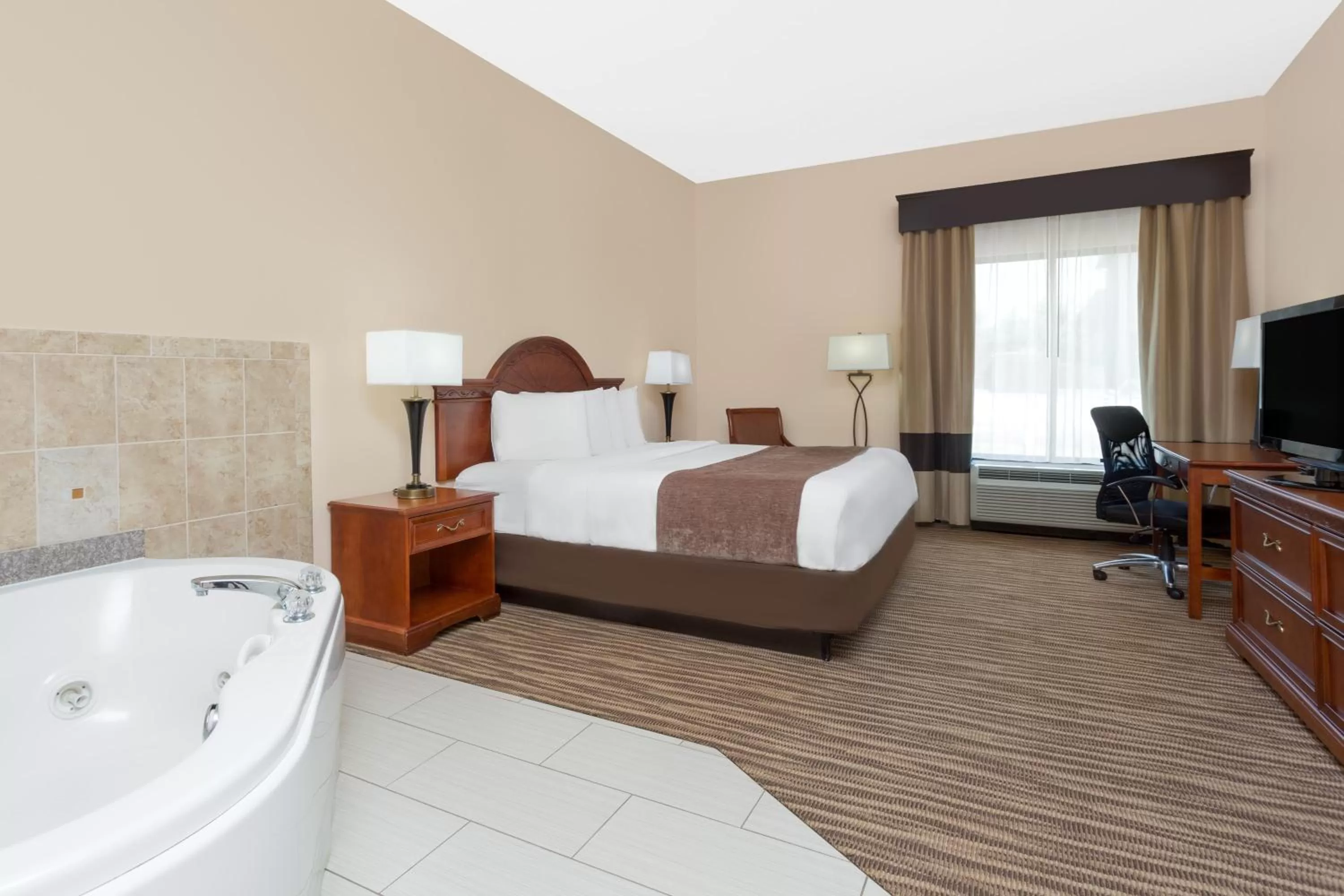 King Room with Hot Tub - Non-Smoking in Baymont by Wyndham Augusta Riverwatch
