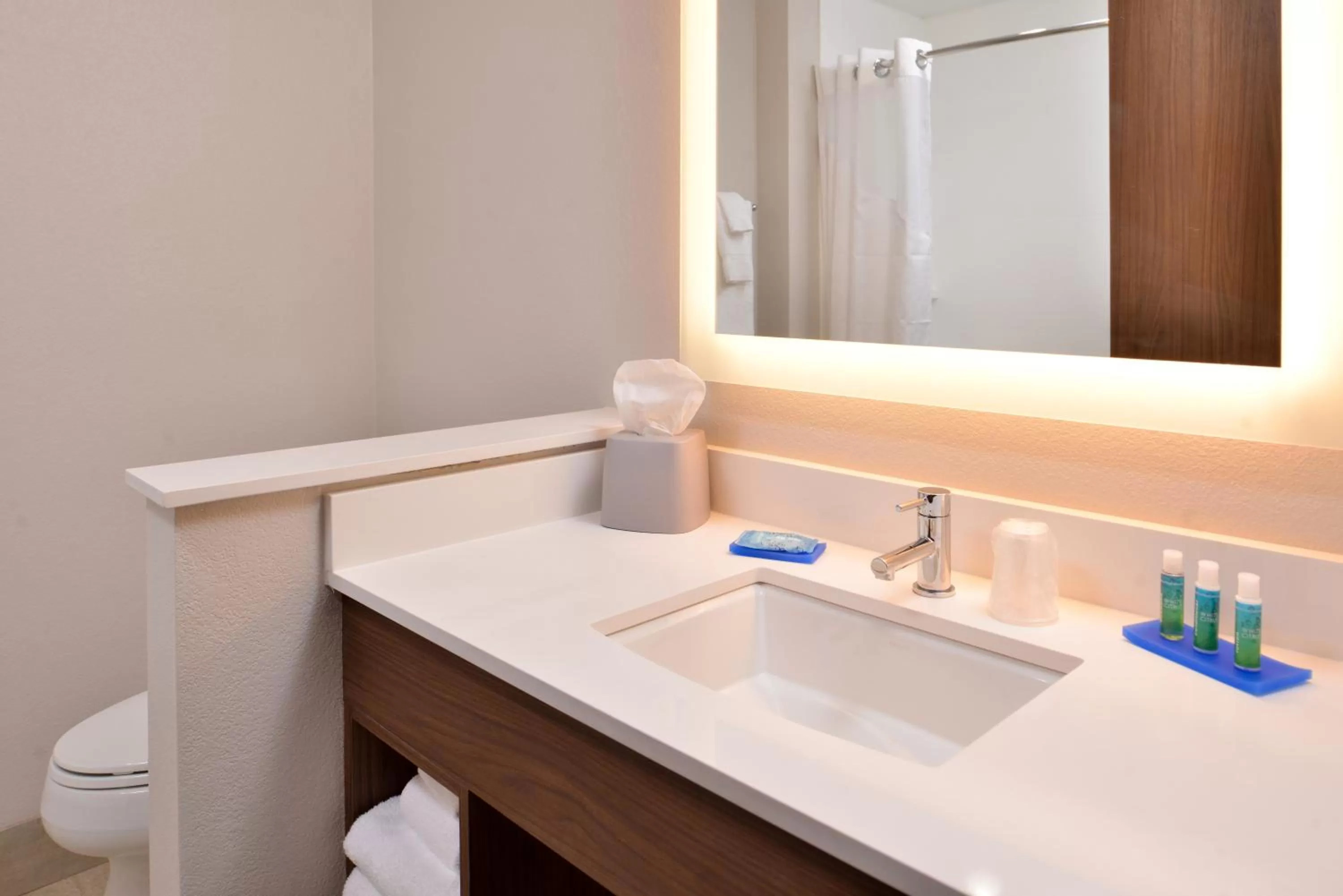 Standard Room with Two Queen Beds in Holiday Inn Express - Early by IHG