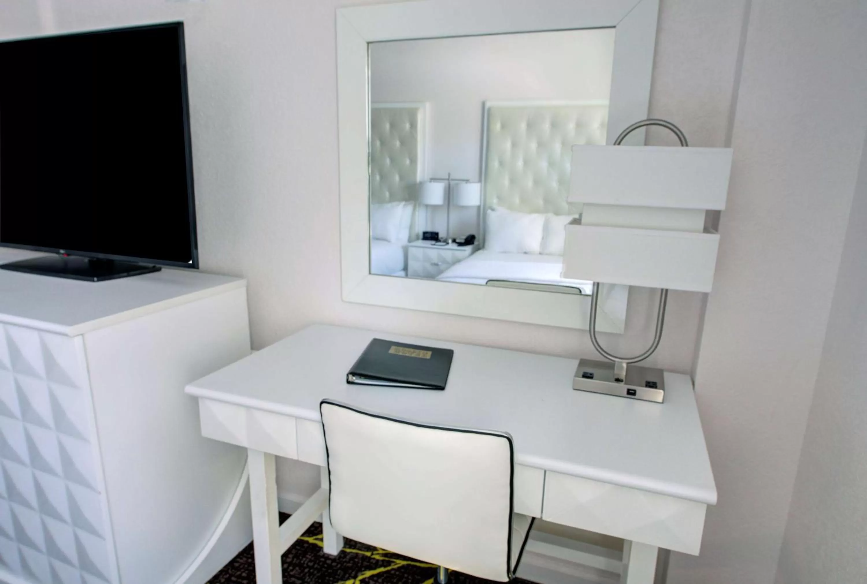 Queen Room with Two Queen Beds in The Roslyn, Tapestry Collection by Hilton