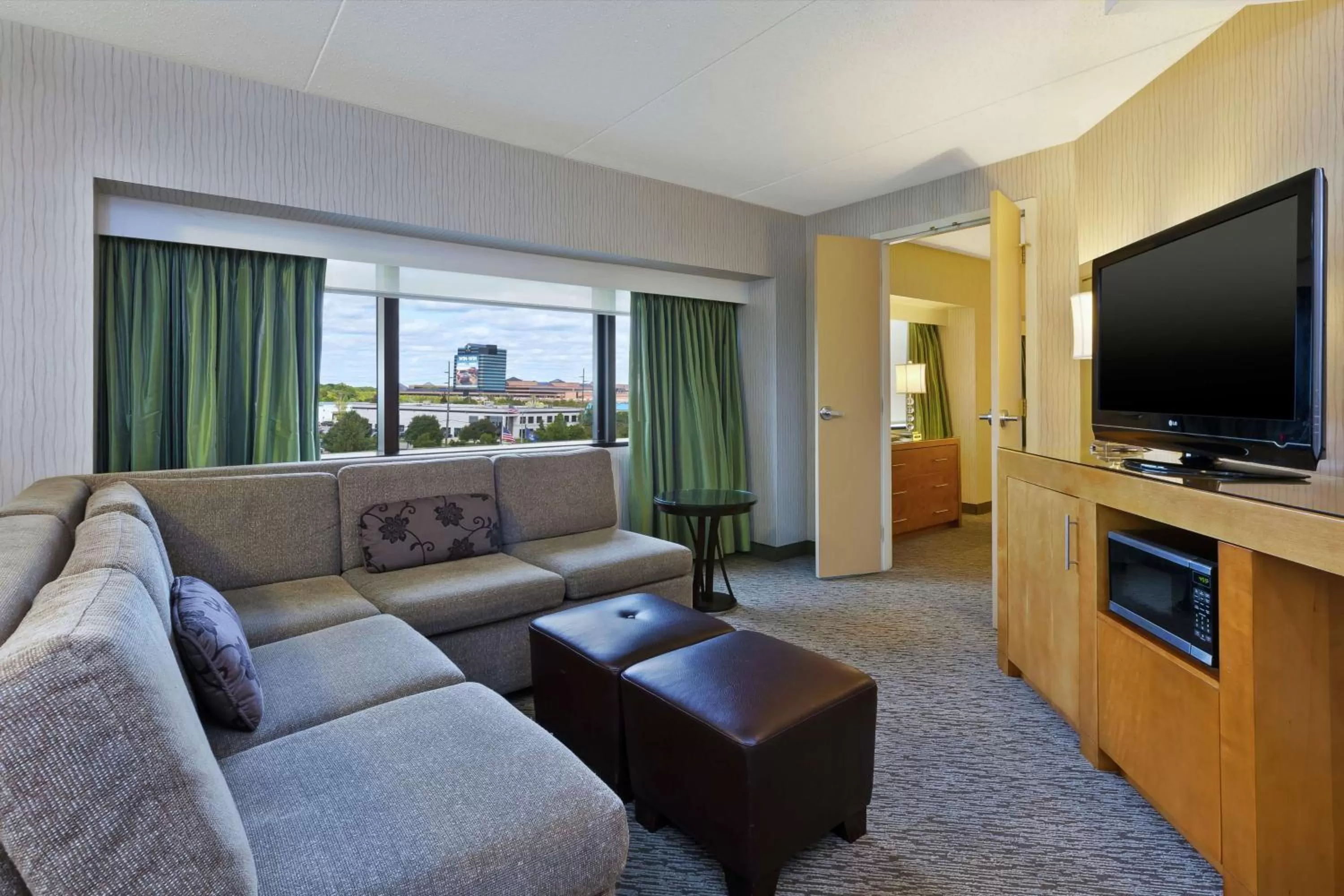 Corner King Suite in Hotel Auburn Hills