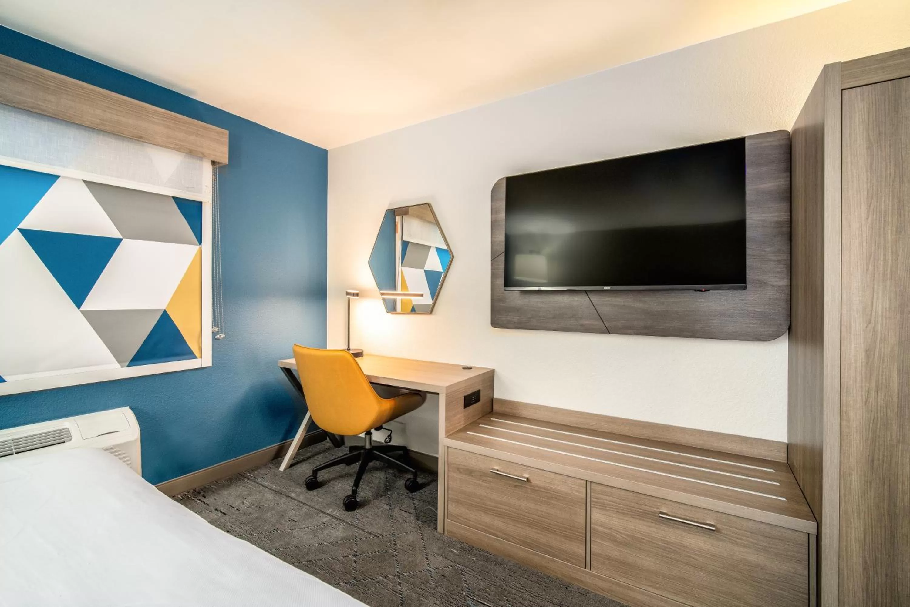 Standard King Room in Holiday Inn Express & Suites Phoenix - Mesa West by IHG