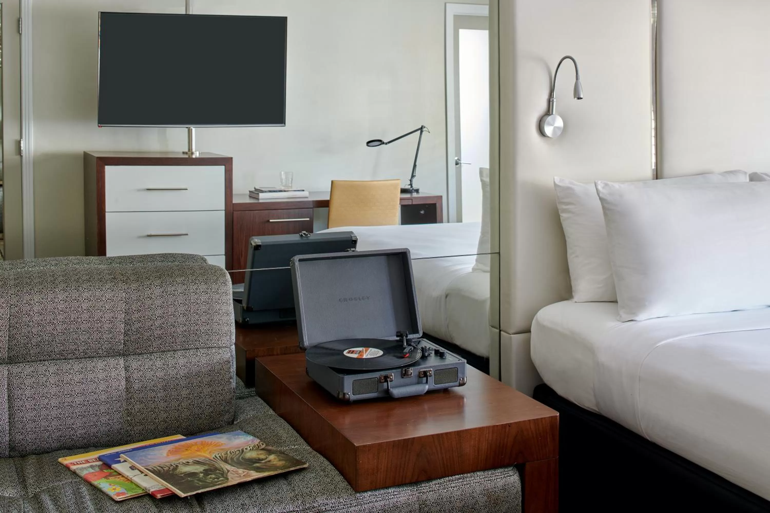 One King in Hotel Ziggy On Sunset