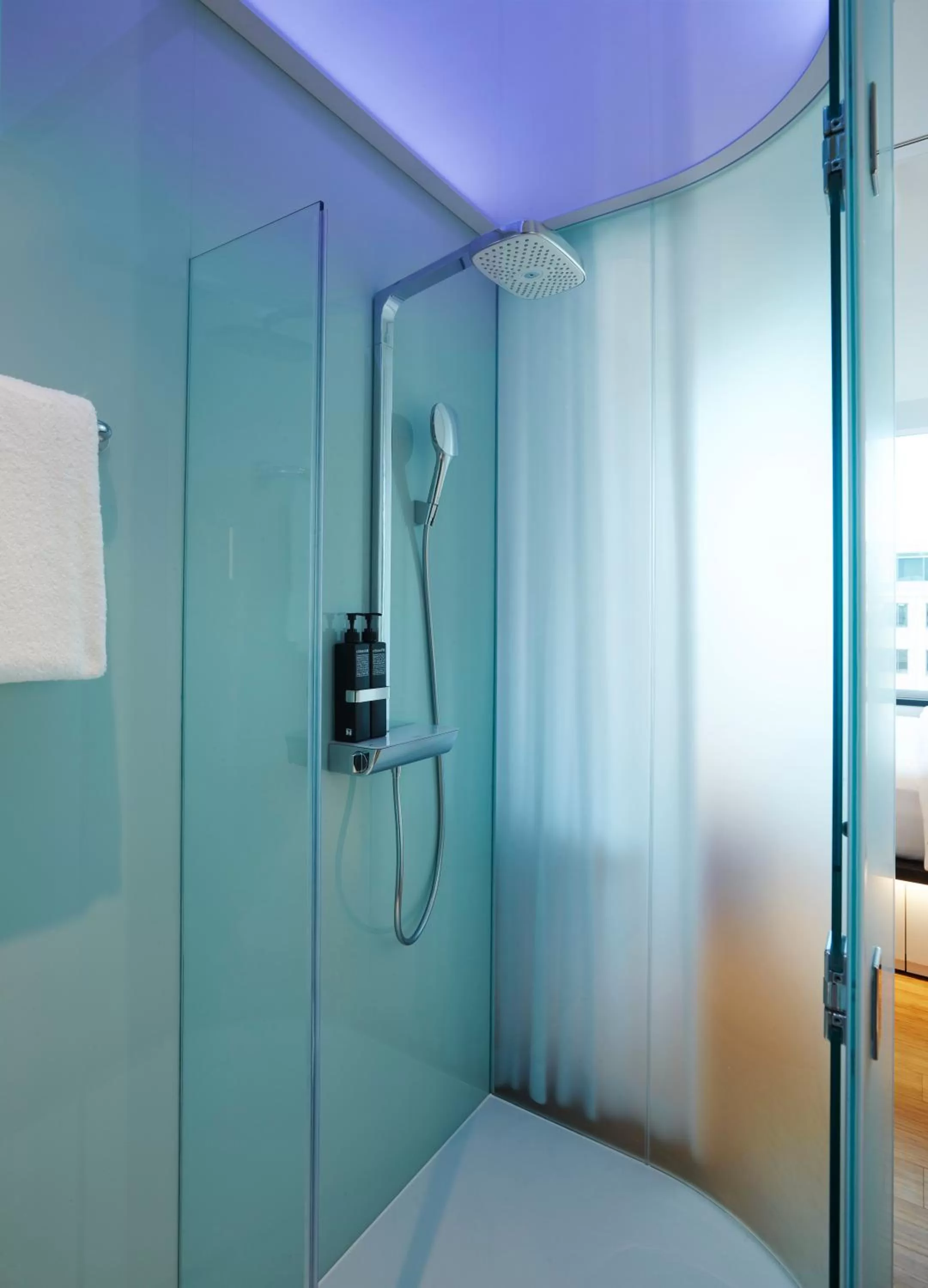 King Room - single occupancy in citizenM Tower of London