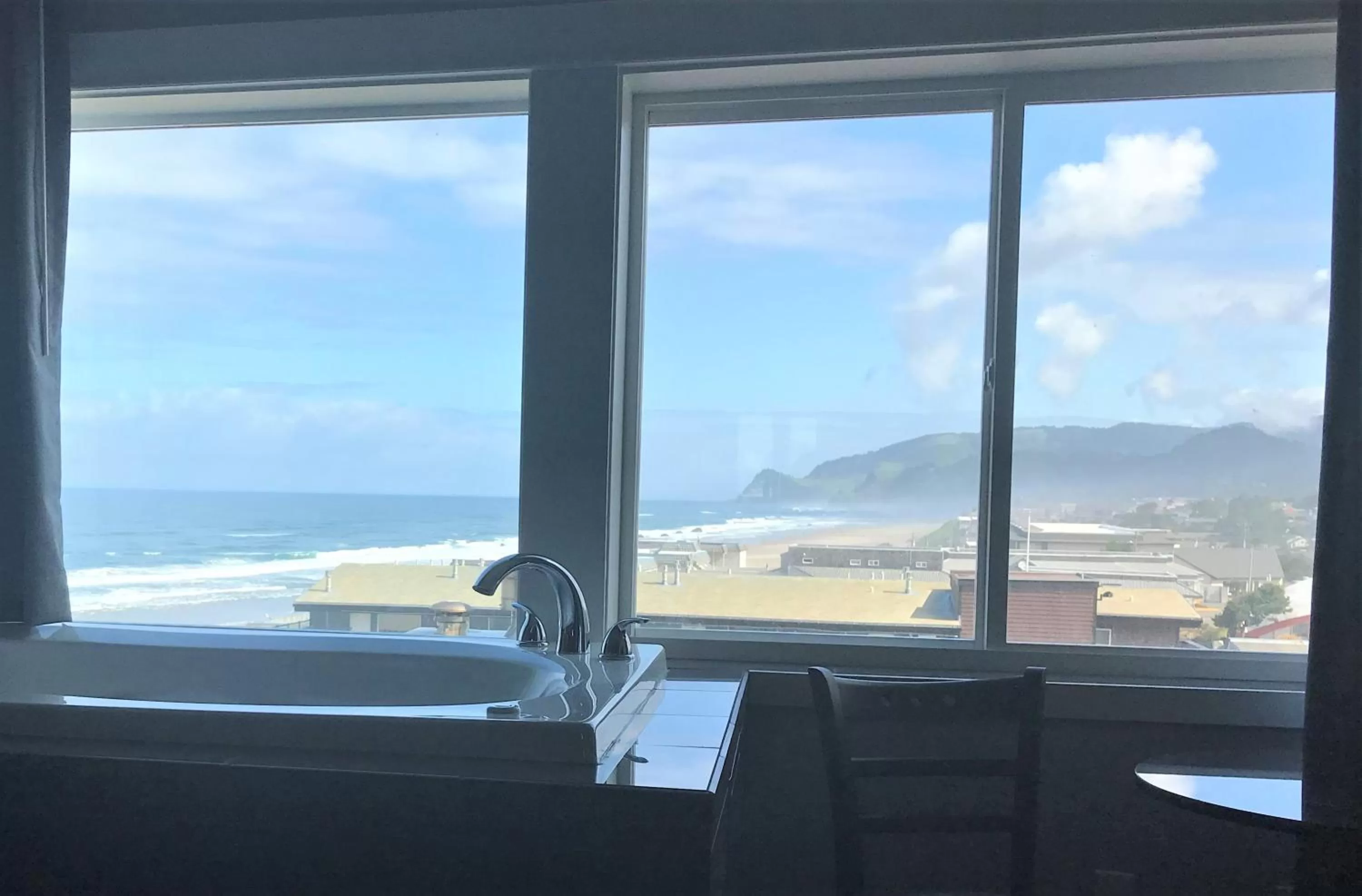 Partial Oceanview, Jetted Tub, Fireplace, Accessible (Tidal Suite) in Starfish Manor Oceanfront Hotel