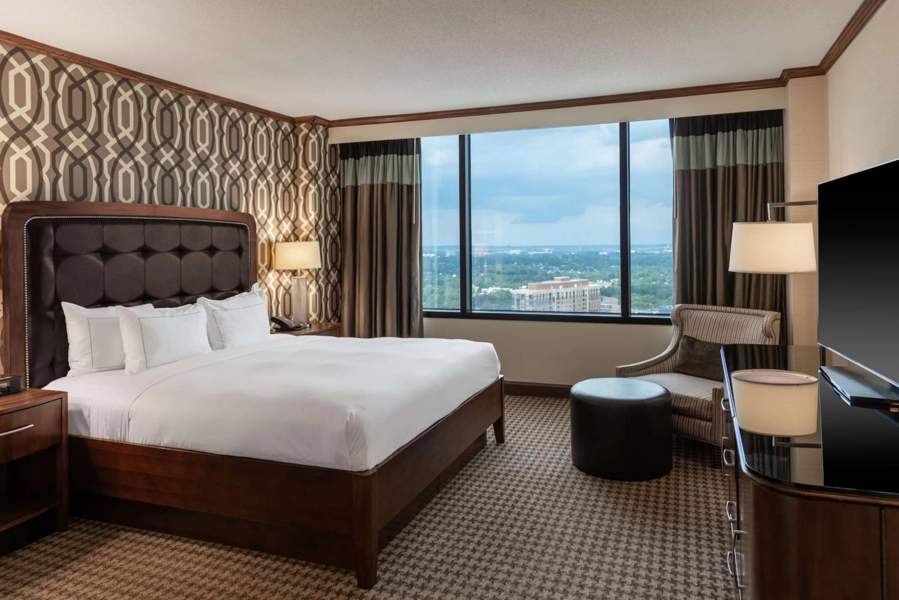 Deluxe King Suite - Non-Smoking in Hilton Alexandria Mark Center