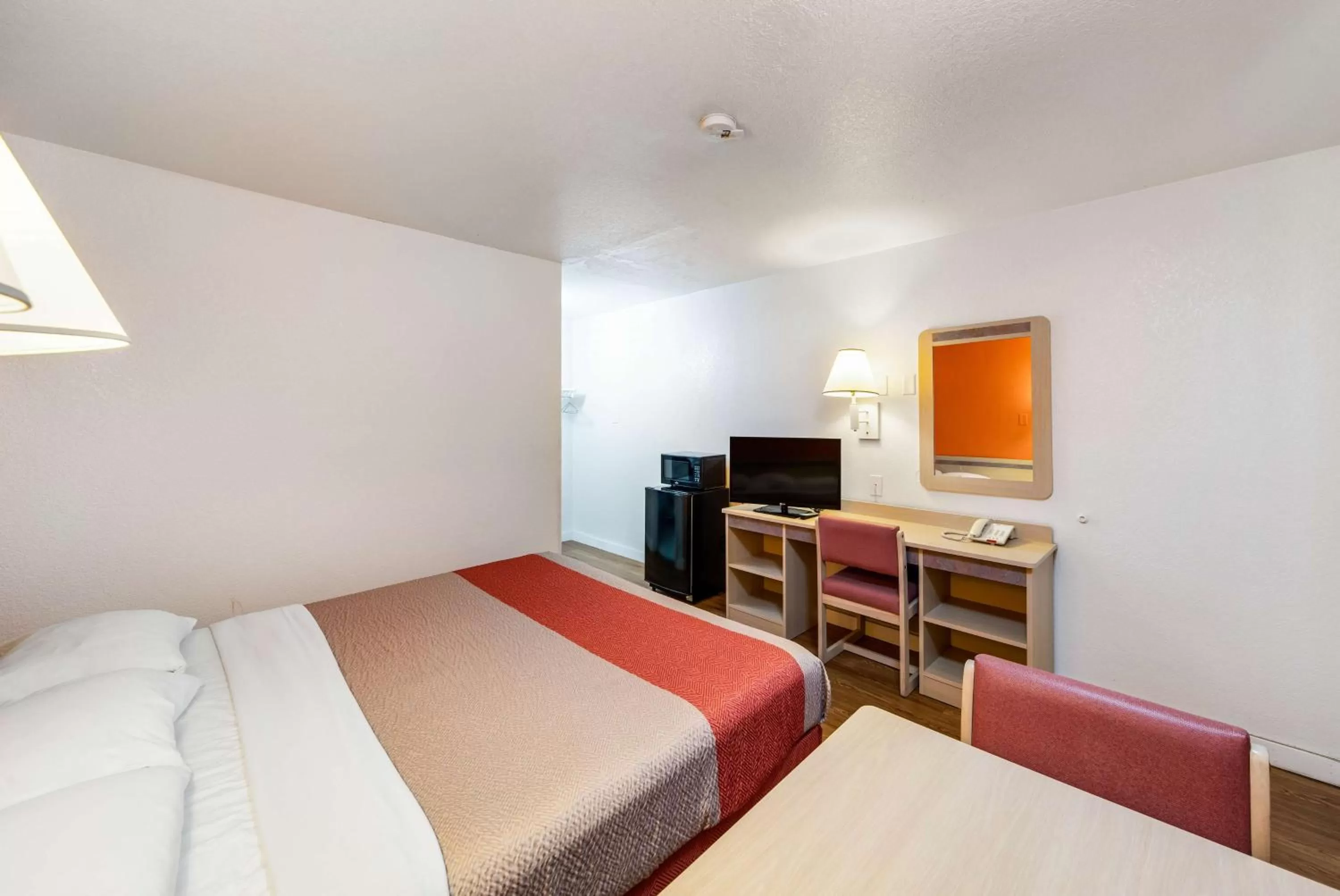 Deluxe King Room - single occupancy - Non-Smoking in Motel 6-Greenville, TX