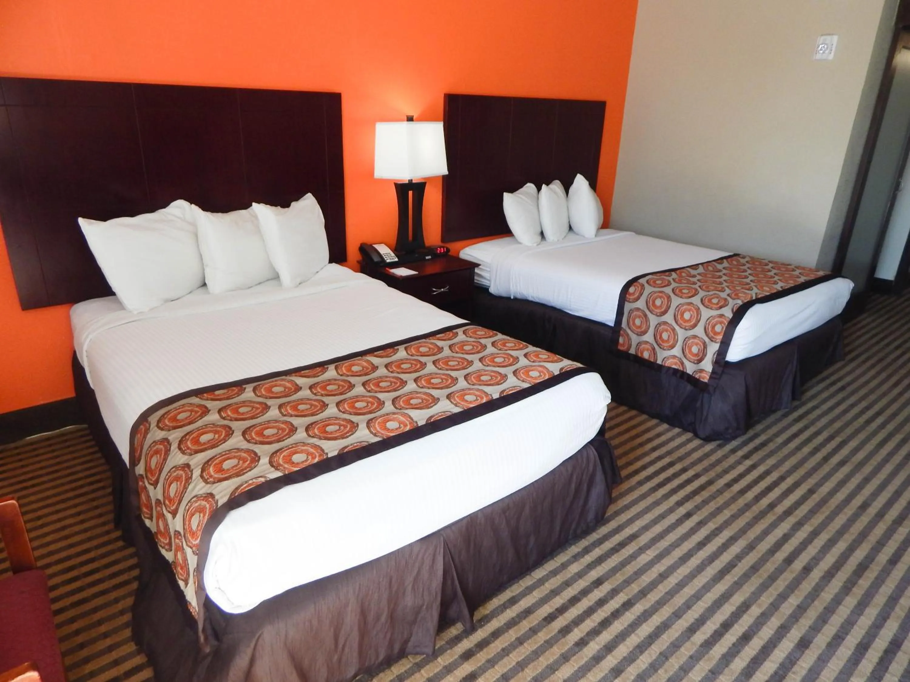 Double Room with Two Double Beds - Non-Smoking in Howard Johnson by Wyndham Arlington Ballpark / Six Flags