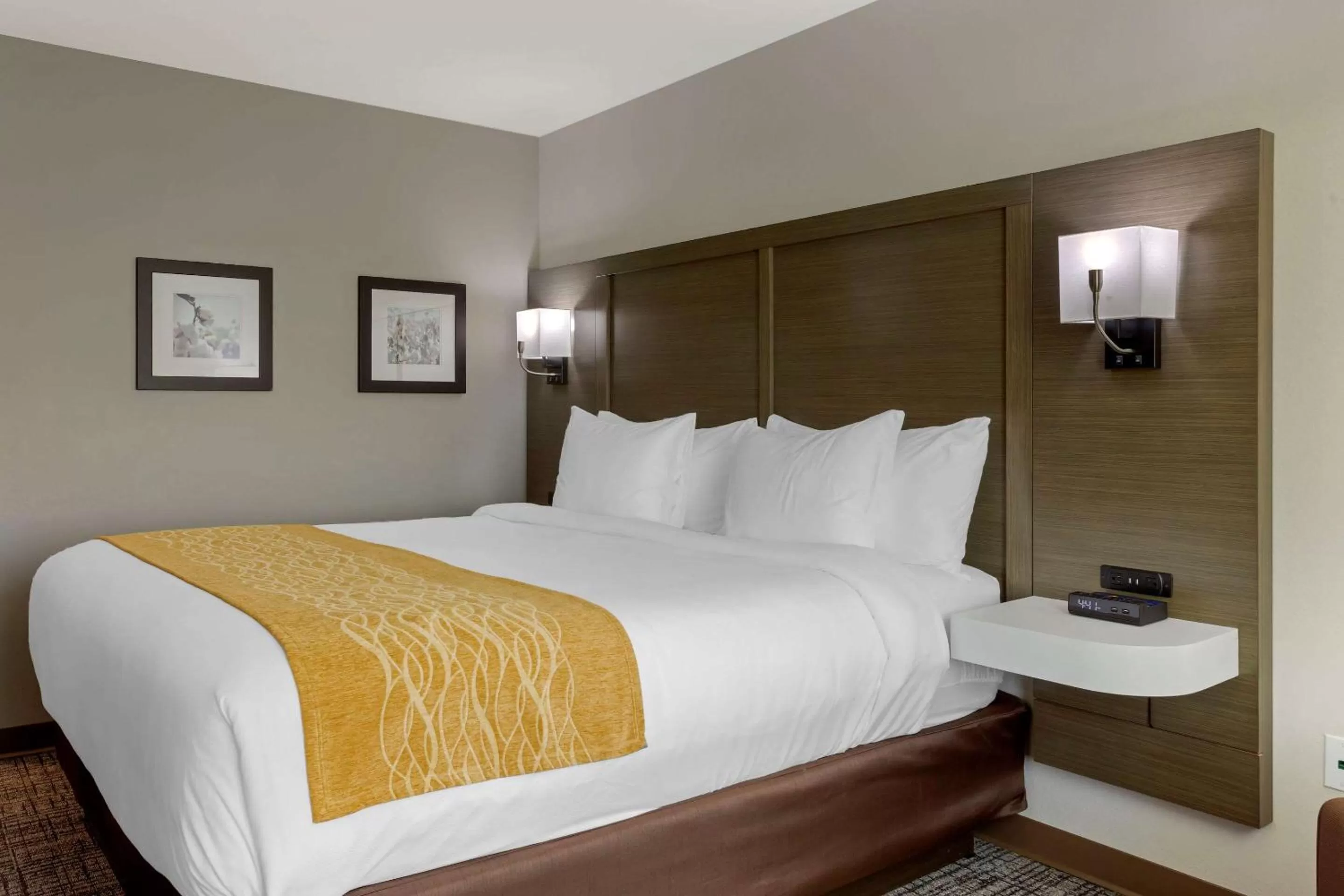 King Room with Tub - Accessible/Non Smoking in Comfort Inn