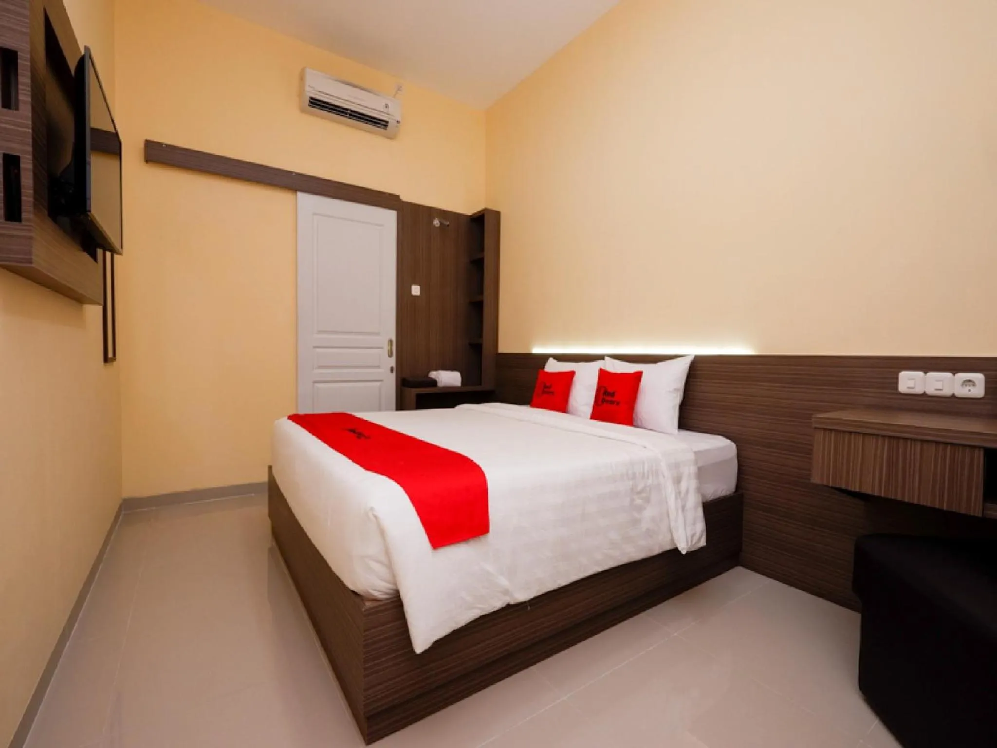 Deluxe Double Room - single occupancy in RedDoorz Plus near Paragon Mall Semarang