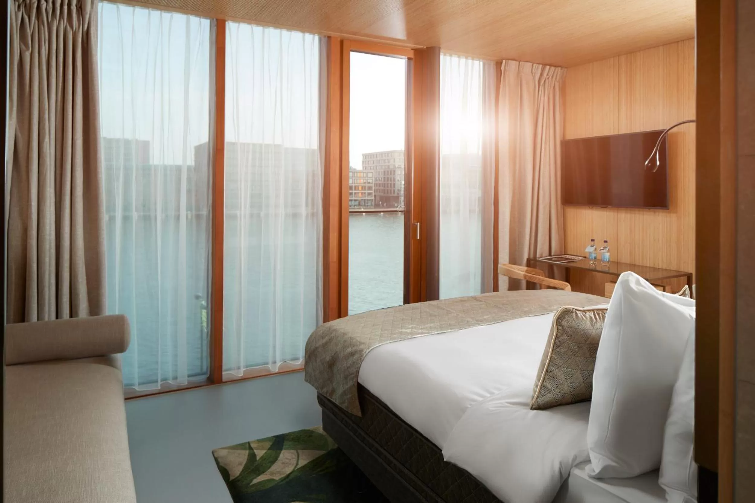 Junior Suite with Bath & Shower in Hotel Jakarta Amsterdam