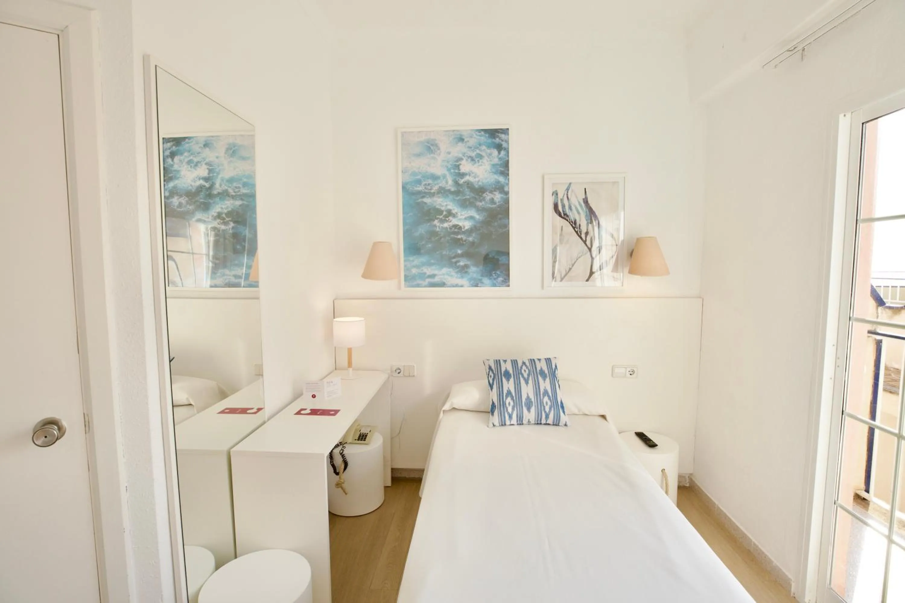 Single Room with Balcony - single occupancy in JS Horitzó