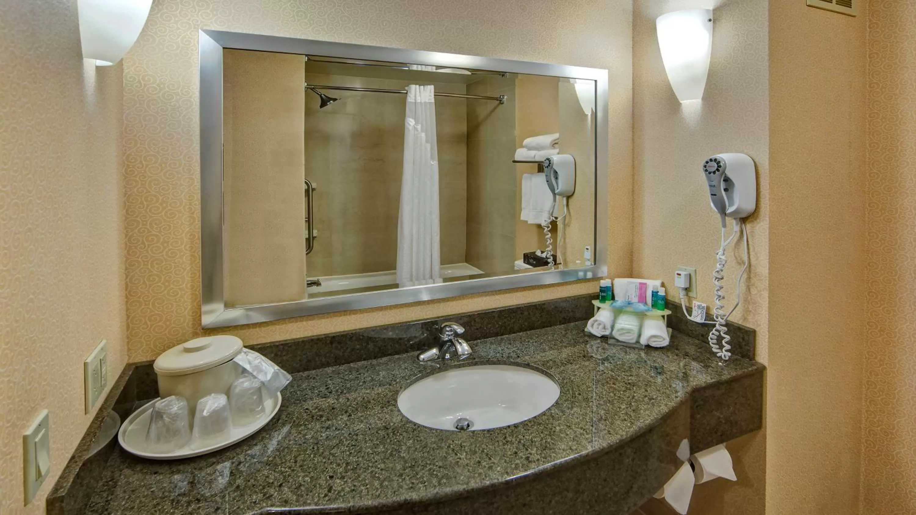Standard Queen Room with Two Queen Beds in Holiday Inn Express & Suites Cookeville by IHG