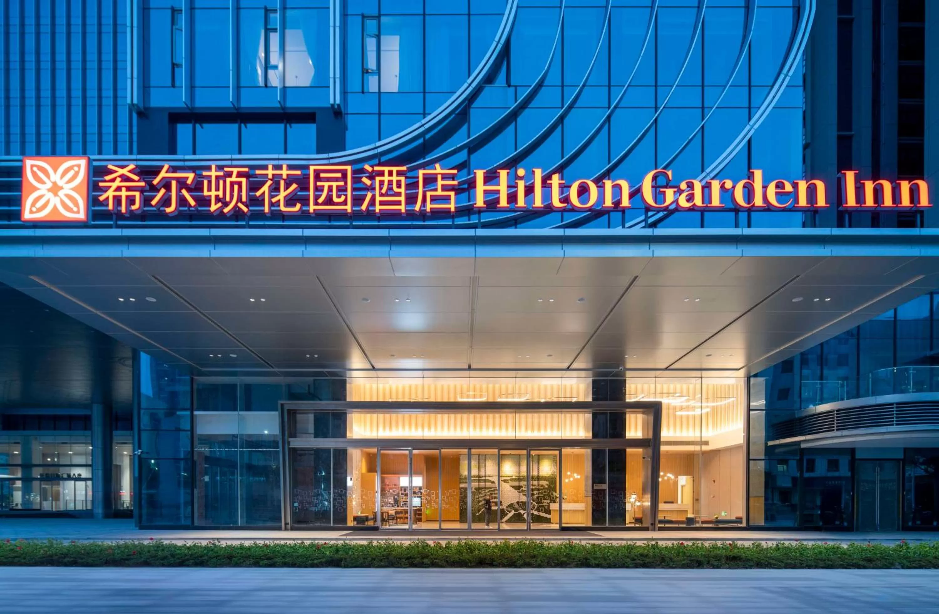 Hilton Garden Inn Shenzhen Airport,Enjoy 24-hour one way free delivery from hotel to Shenzhen Baoan Airport on the hour