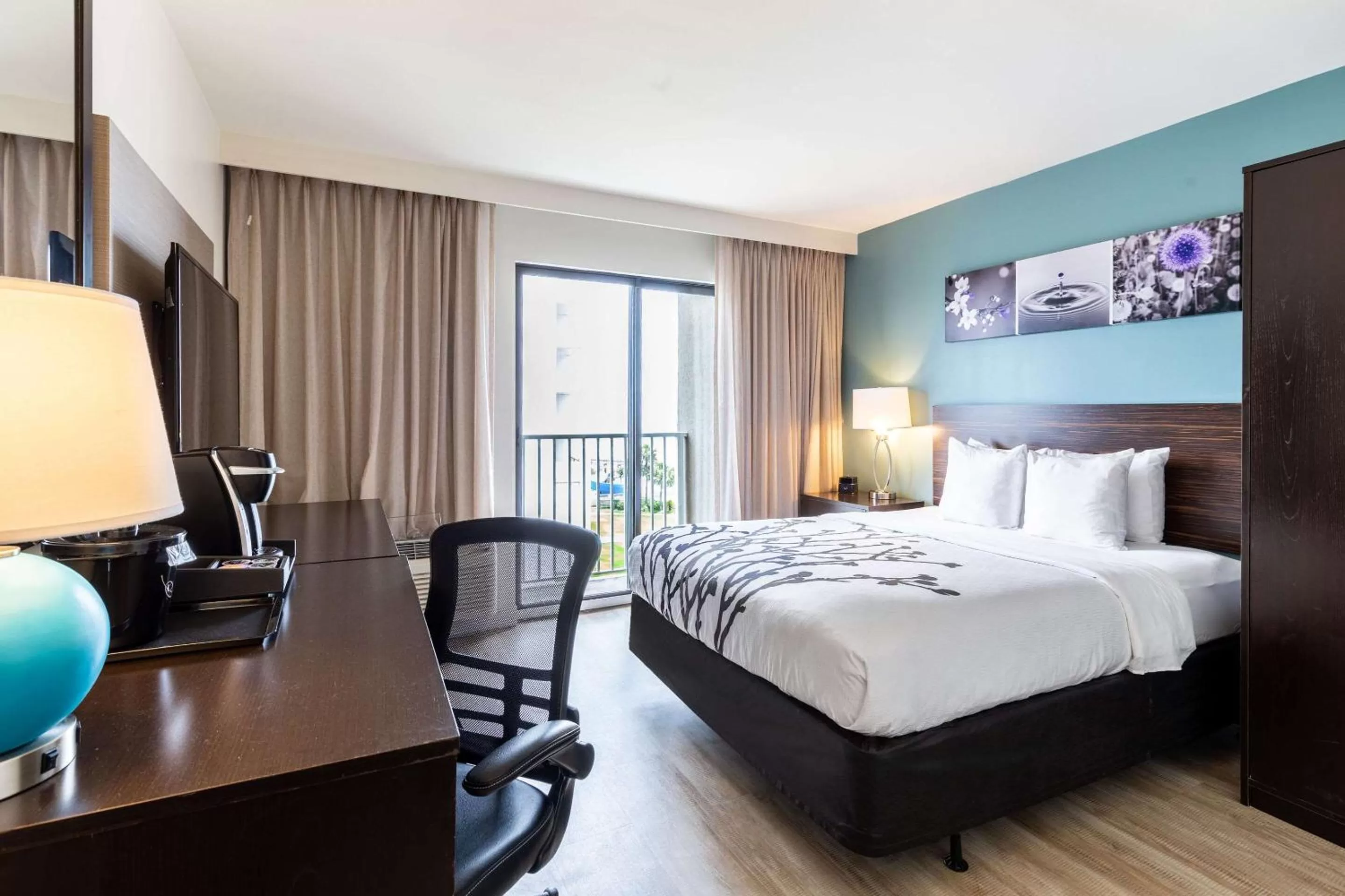 Queen Room with Accessible Tub - Accessible/Non-Smoking in Sleep Inn on the Beach