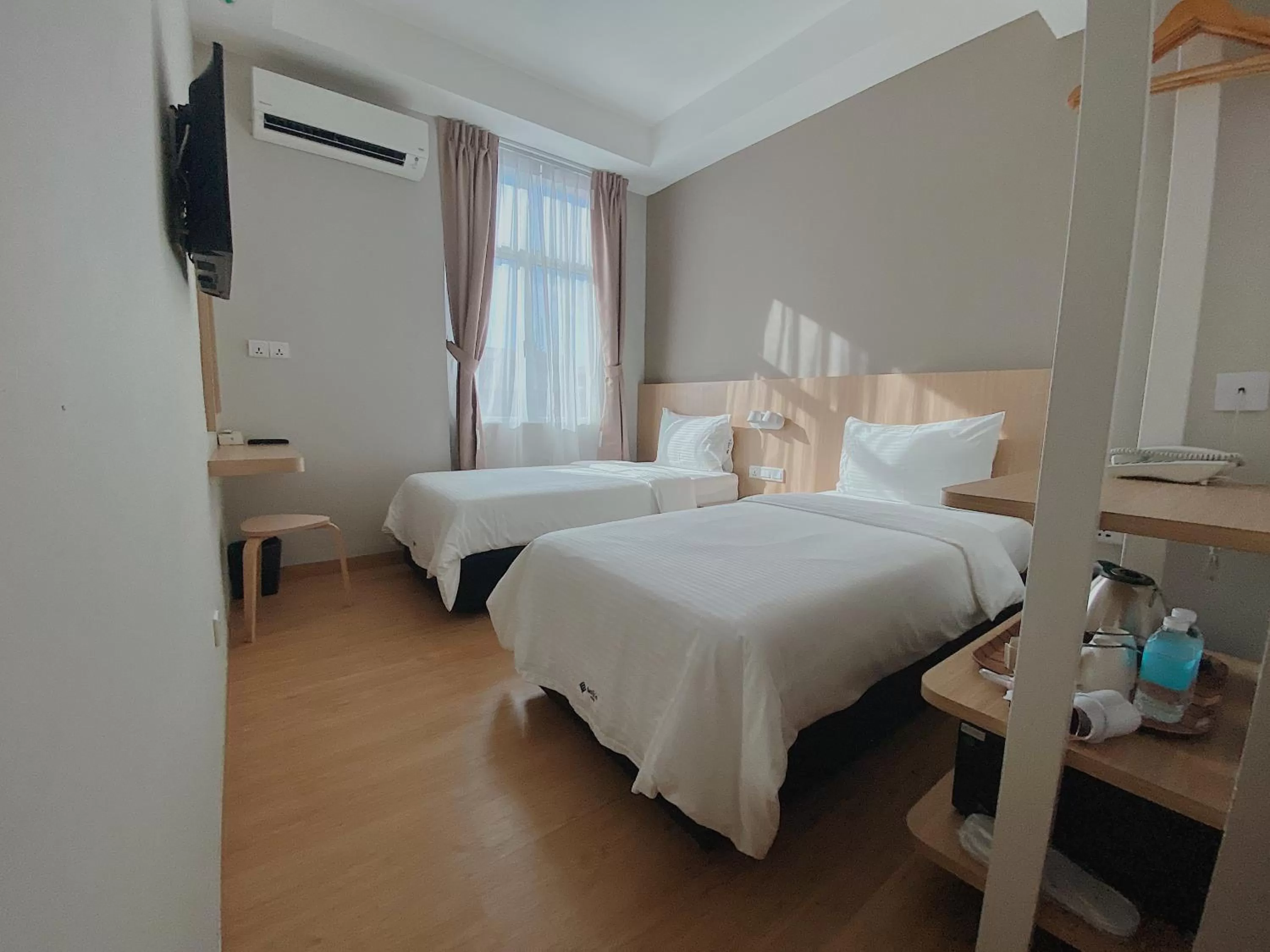 Twin Room in Walk In Hotel