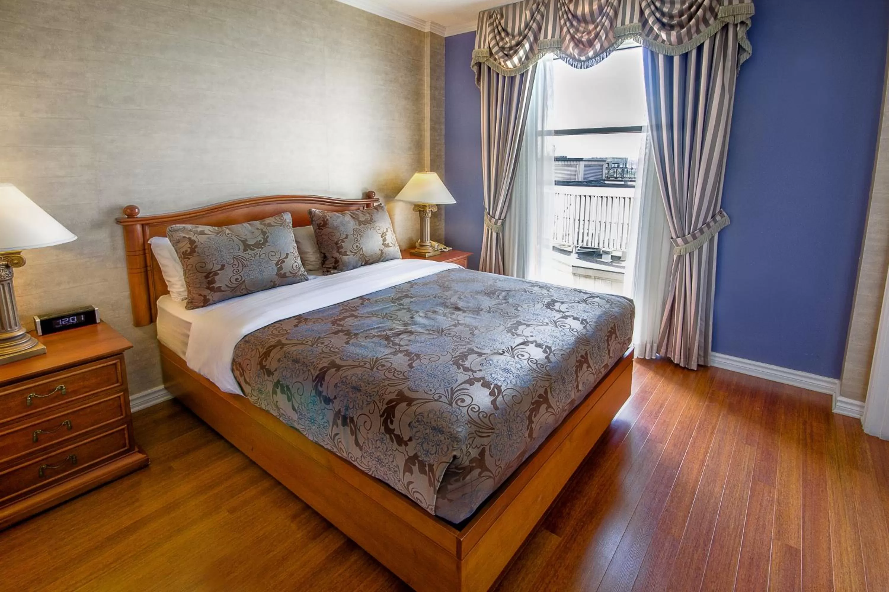 Exterior View Suite, 1 Queen Bed and 1 Queen Murphy Bed in Hôtel Palace Royal Centre-Ville Québec par JARO