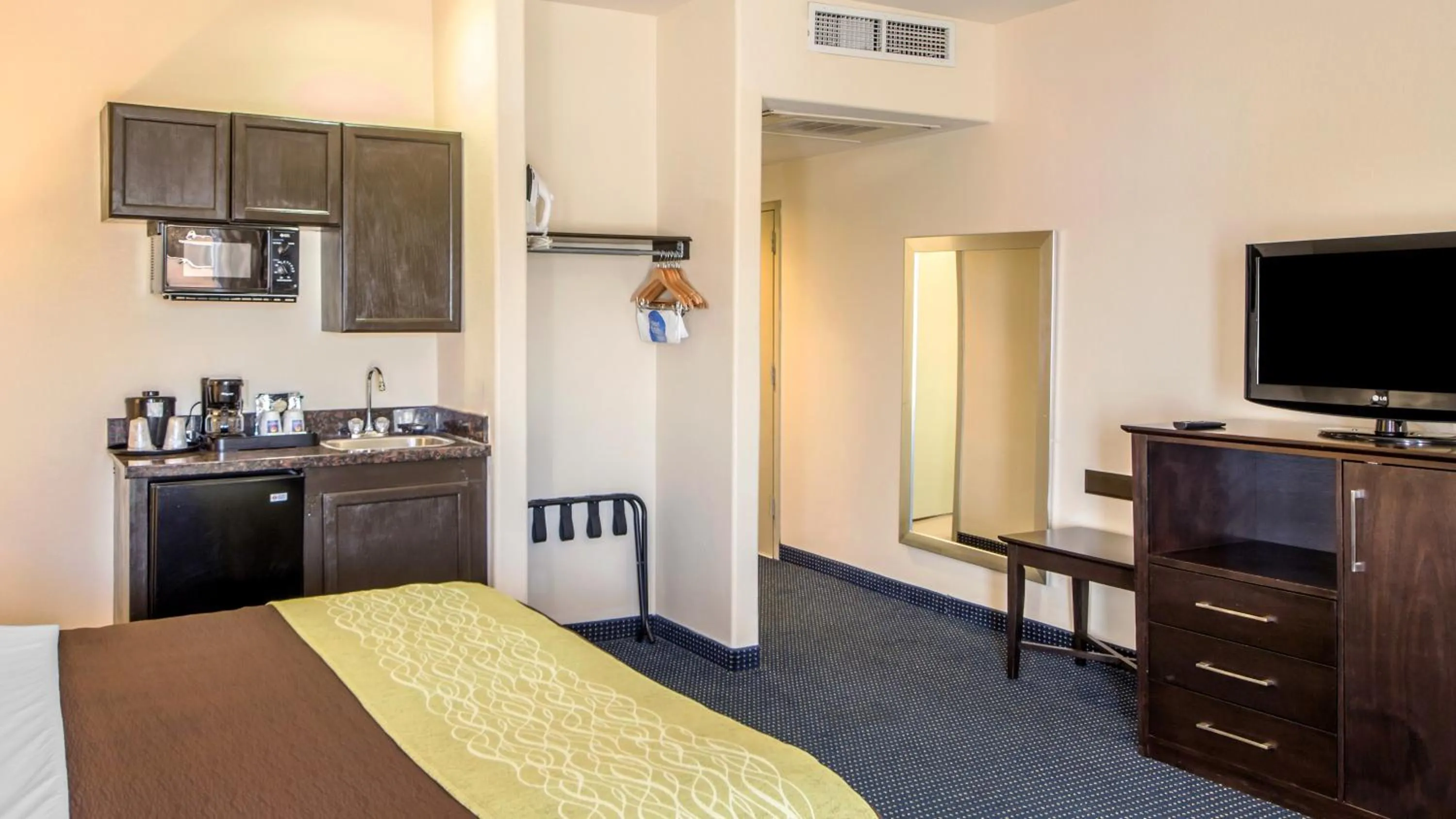 Standard Queen Room - Non-Smoking in Quality Inn Tulsa-Downtown West