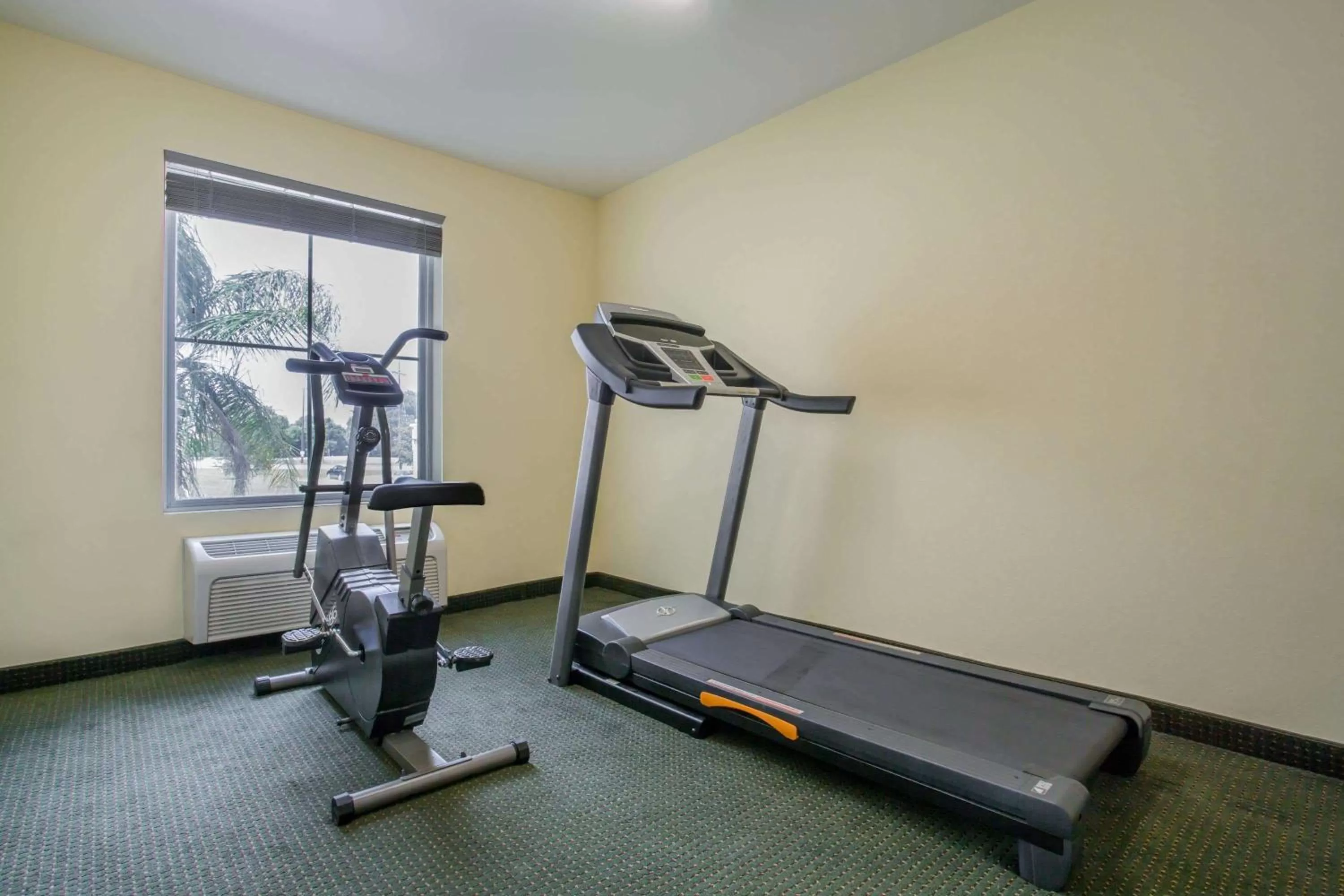 Fitness centre/facilities in Howard Johnson by Wyndham Houma