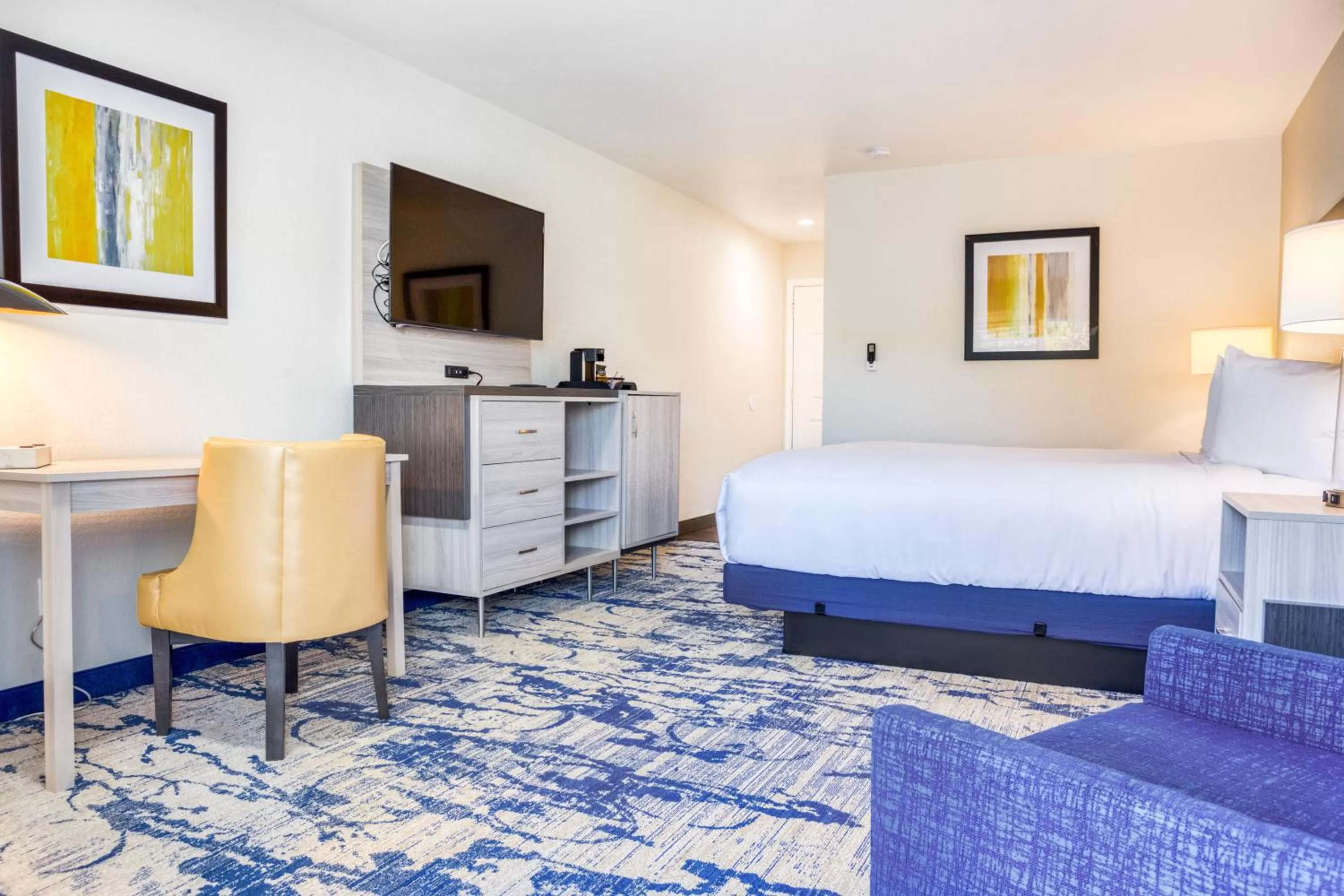 King Room with Balcony in Creekside Inn Downtown