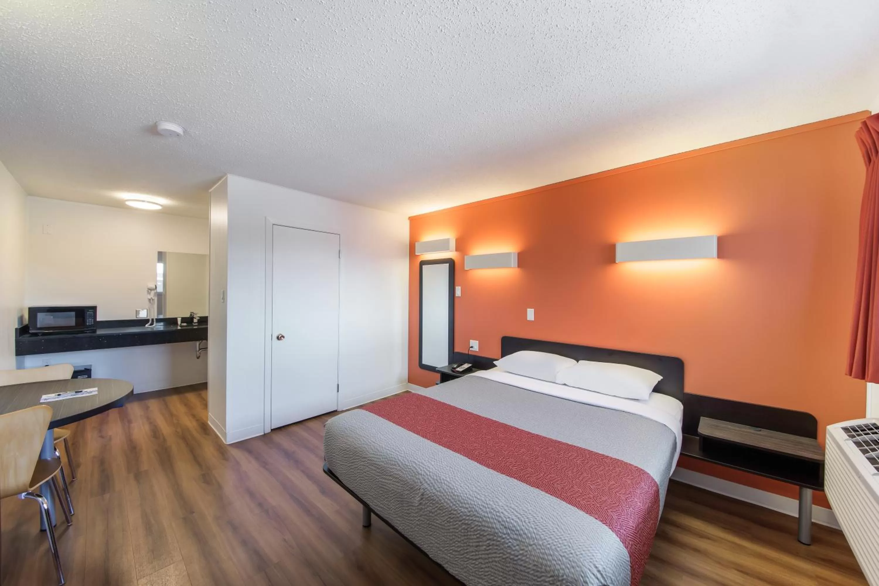 Photo of the whole room, Bed in Motel 6-Cranbrook, BC