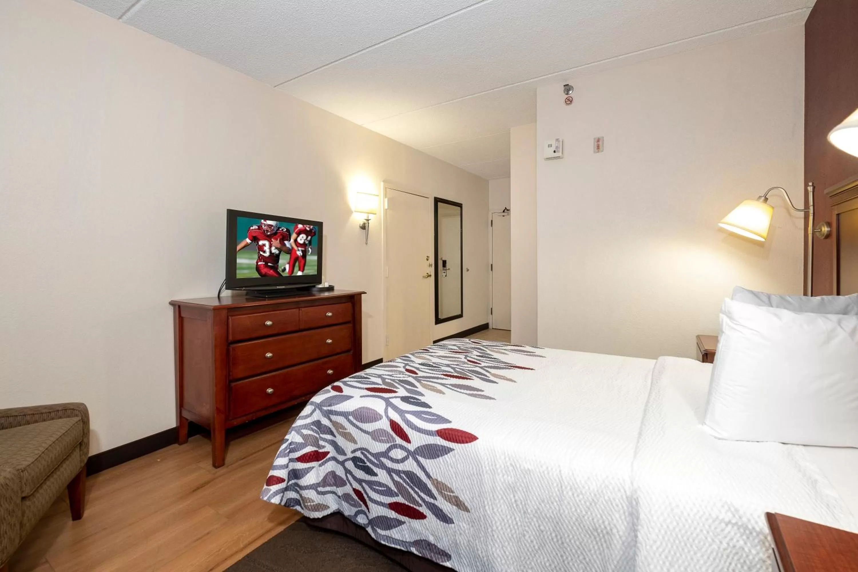 Standard Room with One Double Bed Disability Access Roll-In Shower Smoke Free in Red Roof Inn Meriden