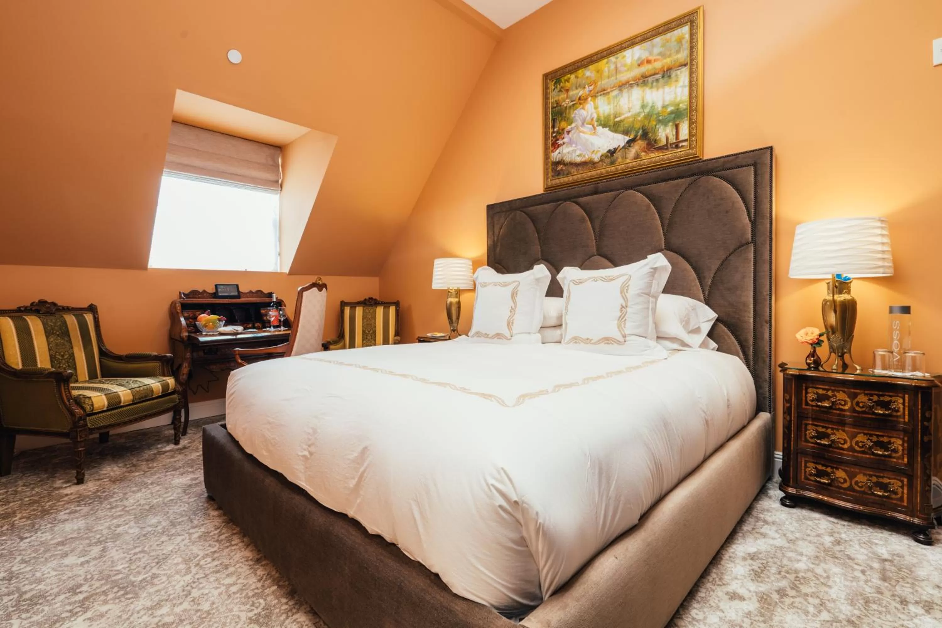 Deluxe King Room in Neighbourgood Sutter Mansion