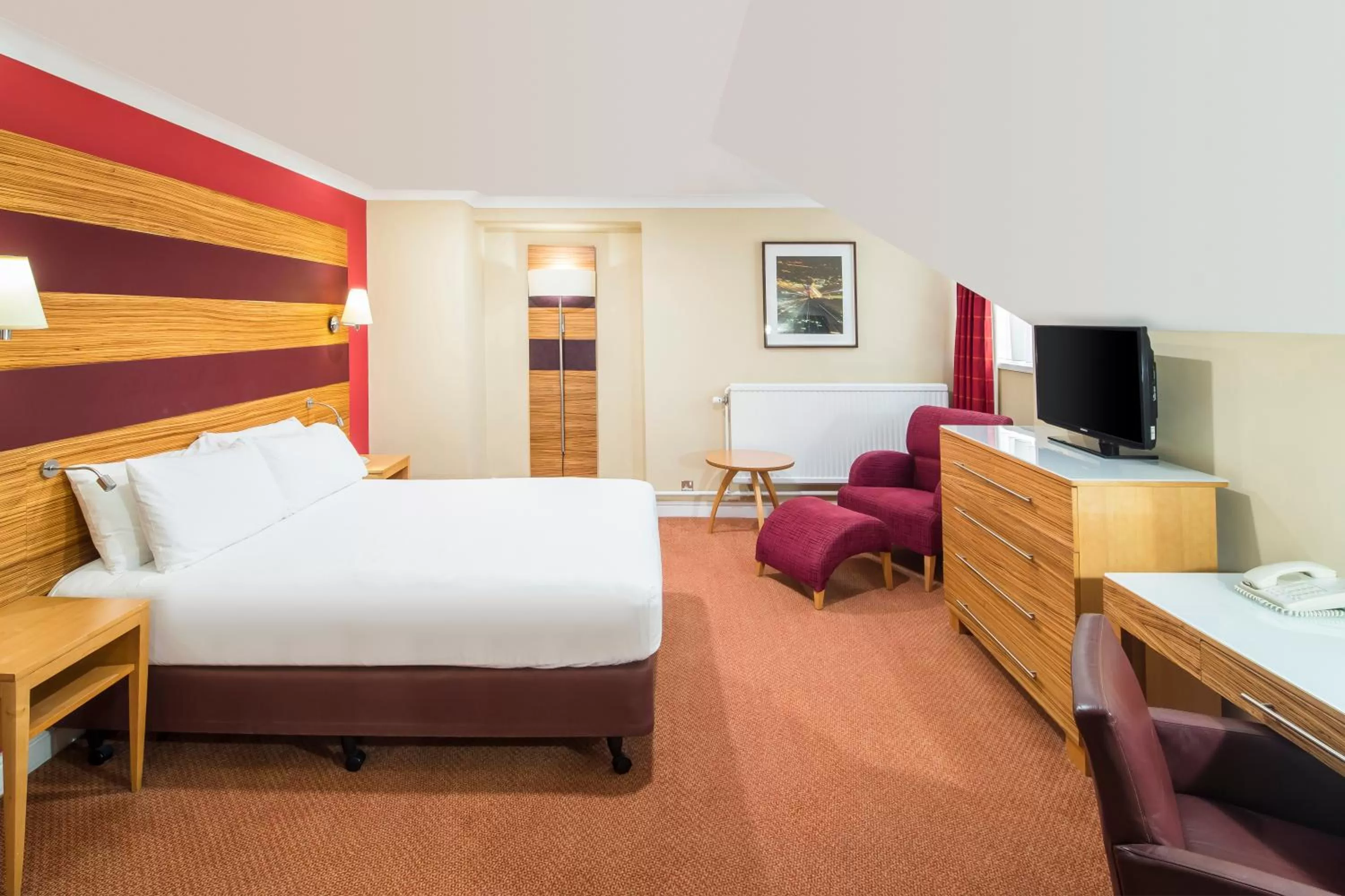 Premium Queen Room with View - Lounge Access in Crowne Plaza Chester by IHG