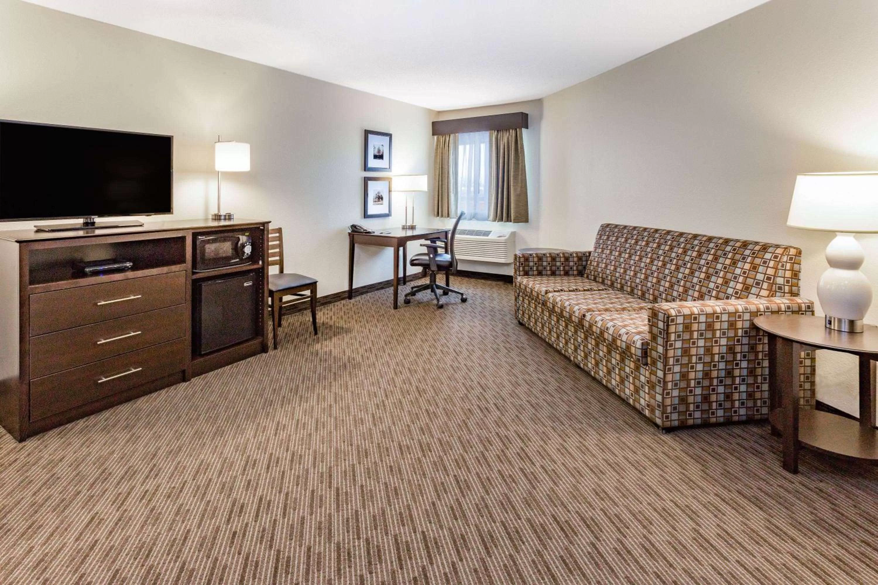 One-Bedroom Deluxe King Suite - Non-Smoking in AmericInn by Wyndham Sleepy Eye