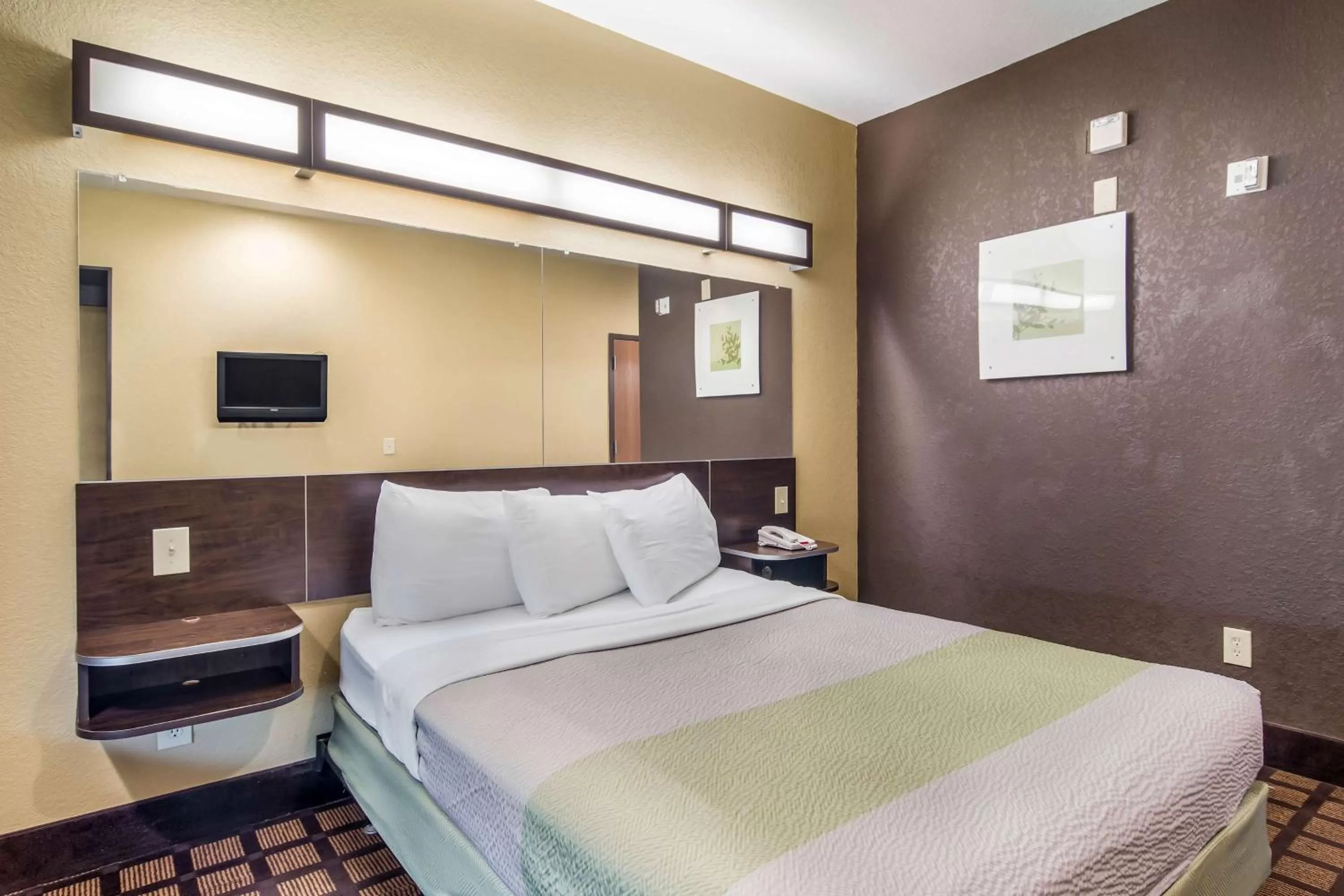 Queen Room - Disability Access - Non-Smoking in Motel 6-Canton, GA