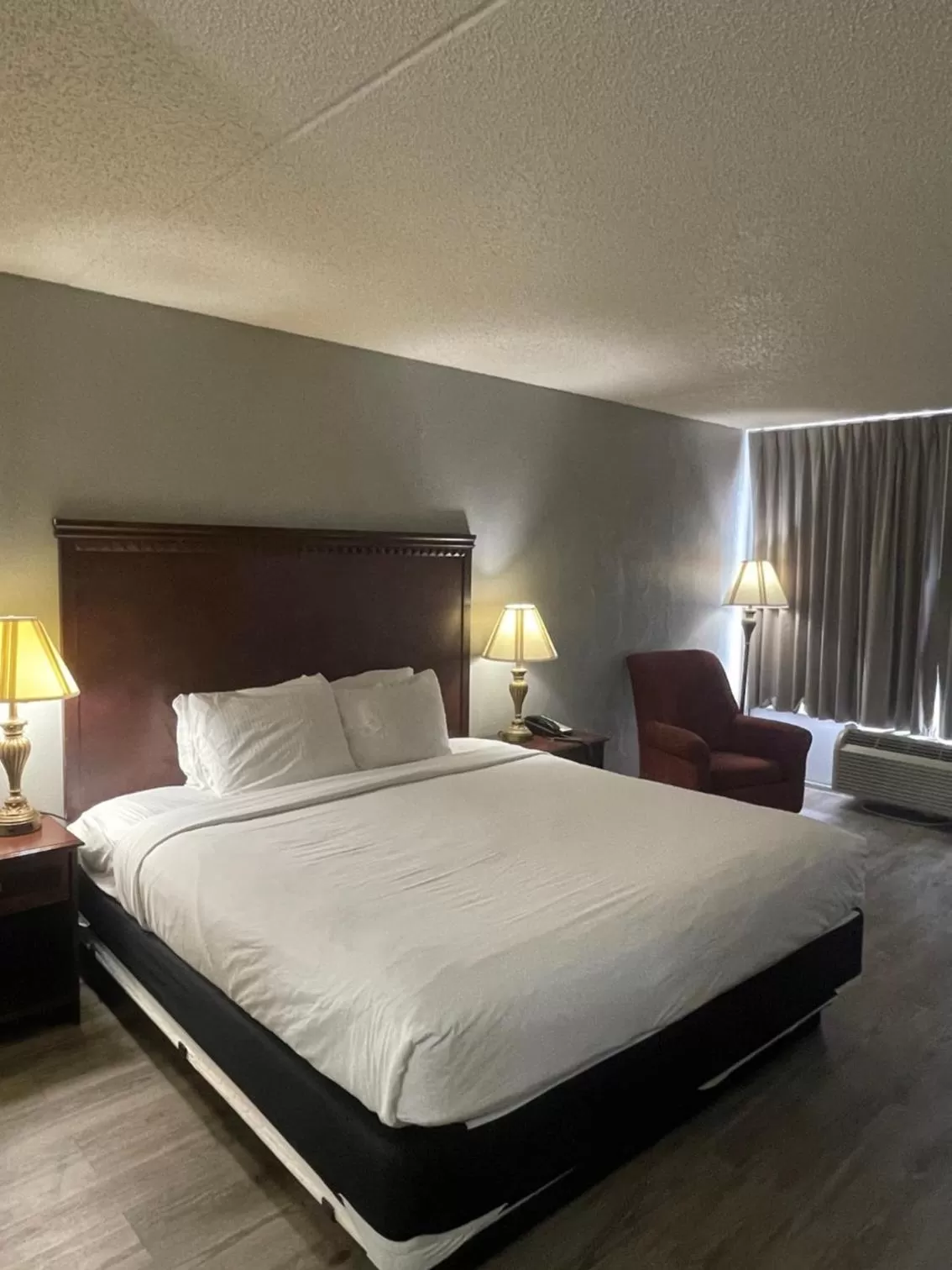 King Room - Non-Smoking in Willow Tree Inn Branson