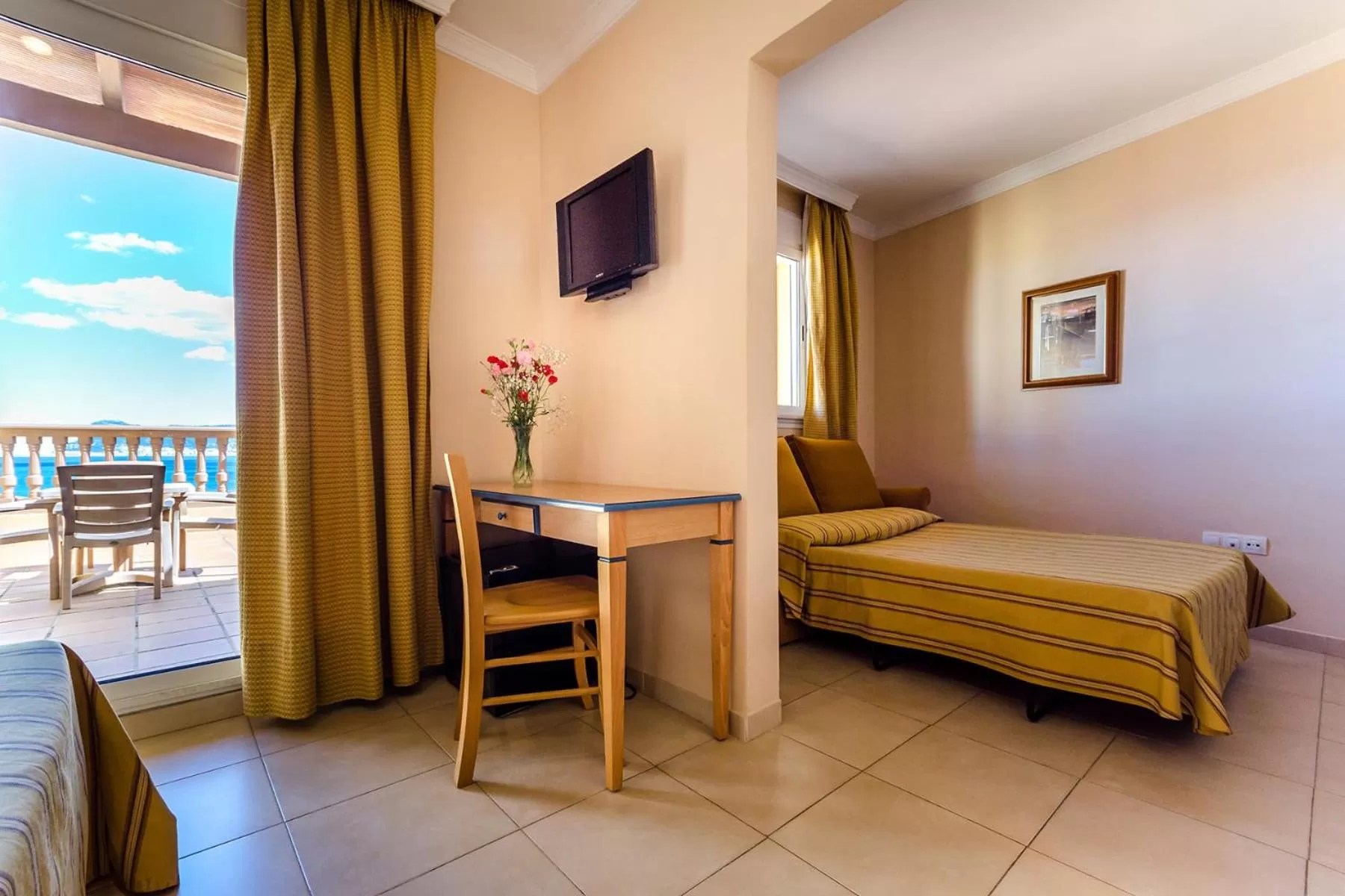 Family Room (2 Adults + 2 Children) in Hotel Mirador