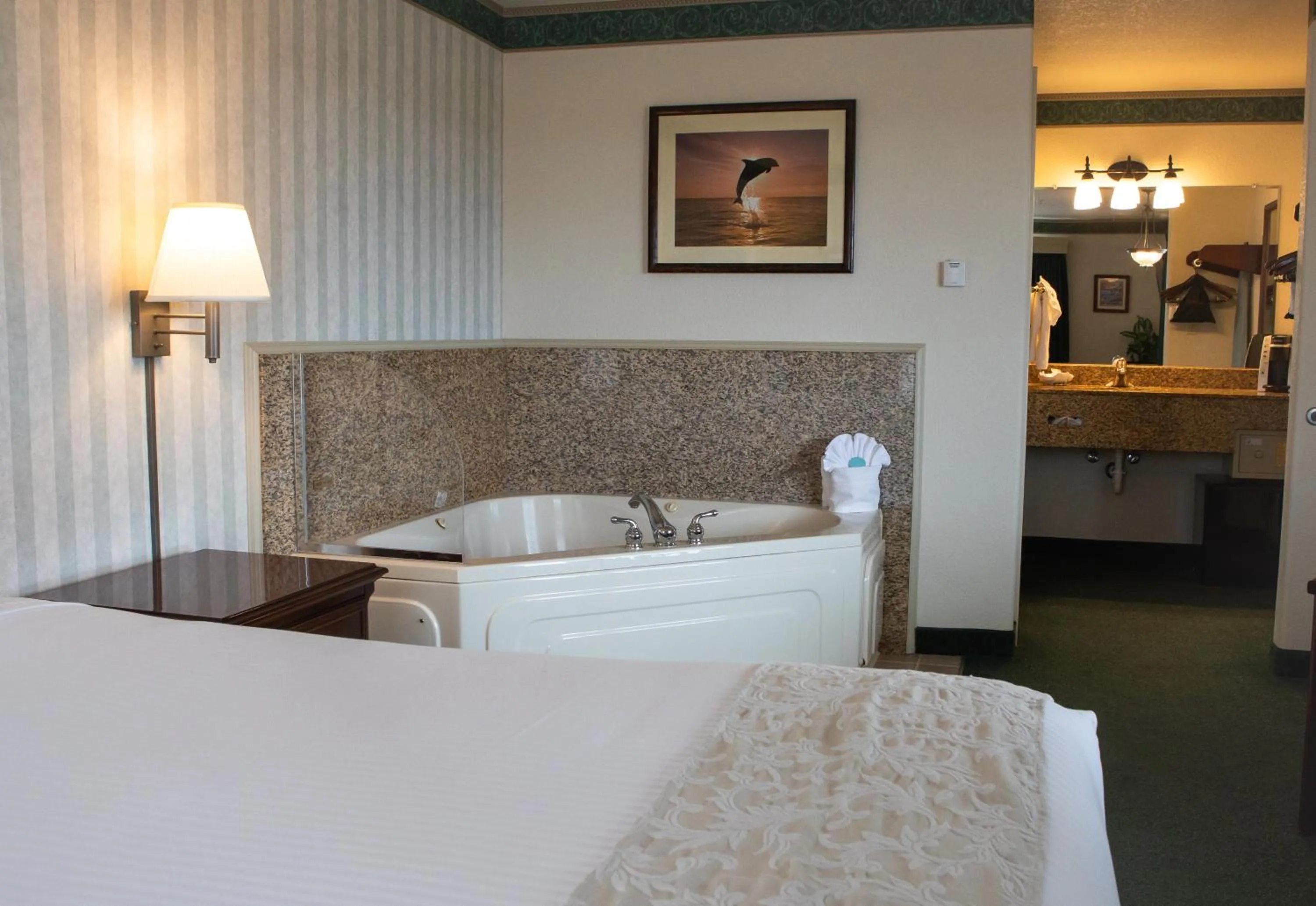 Queen Suite with Spa Bath (No Pets) in Emerald Dolphin Inn & Mini Golf