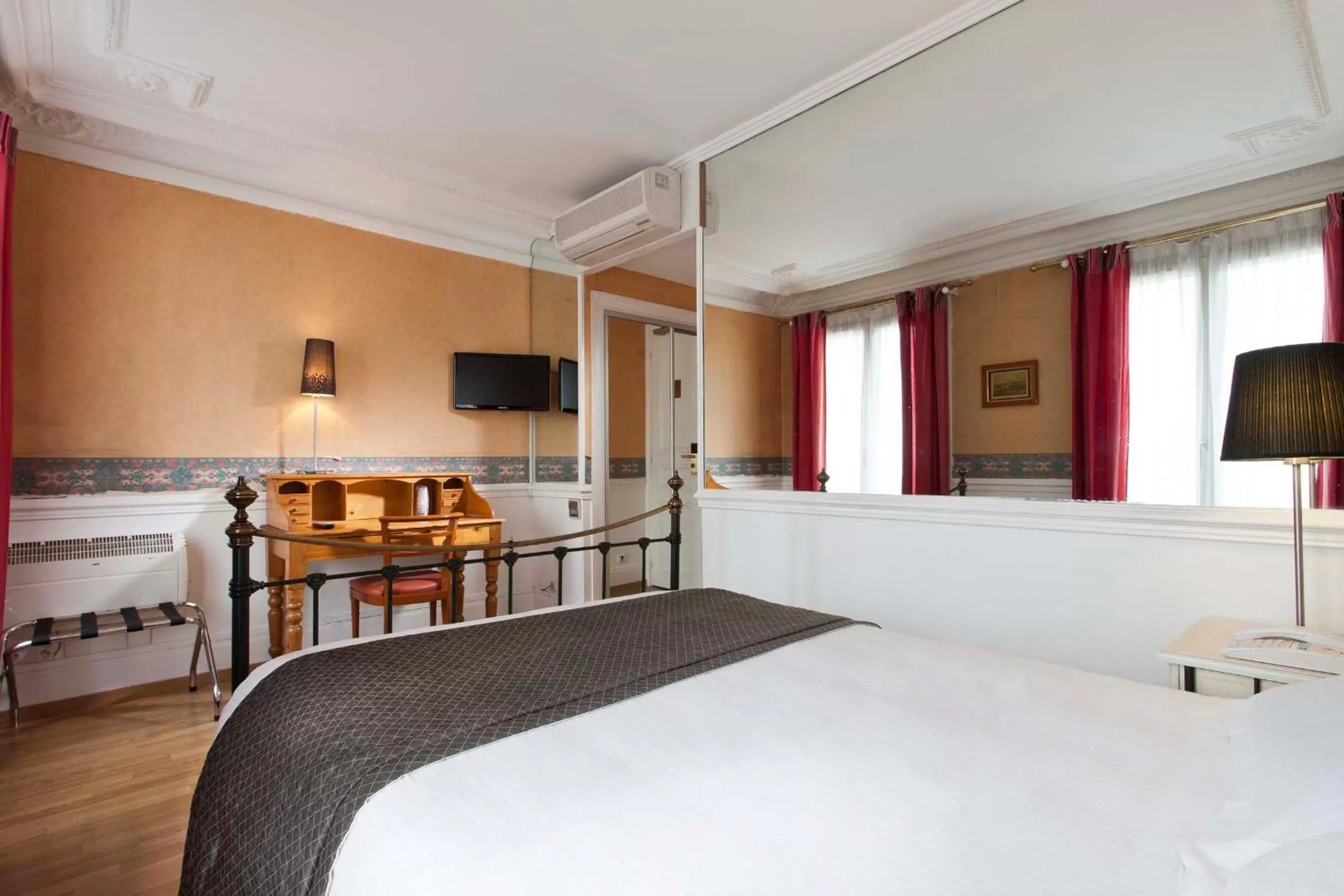 Double in Hotel Claude Bernard Saint-Germain