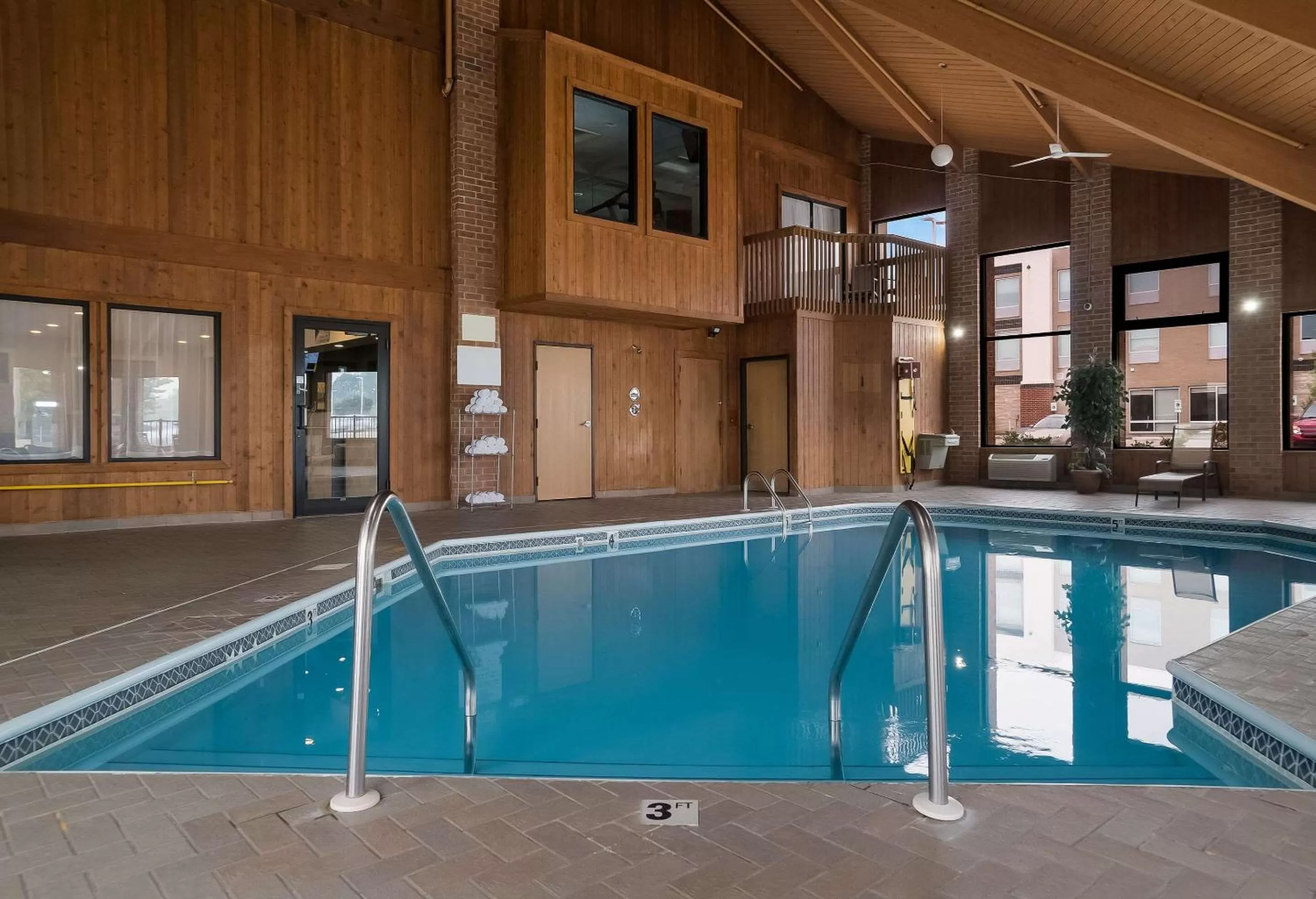 Swimming pool in Quality Inn Grand Blanc - Flint South