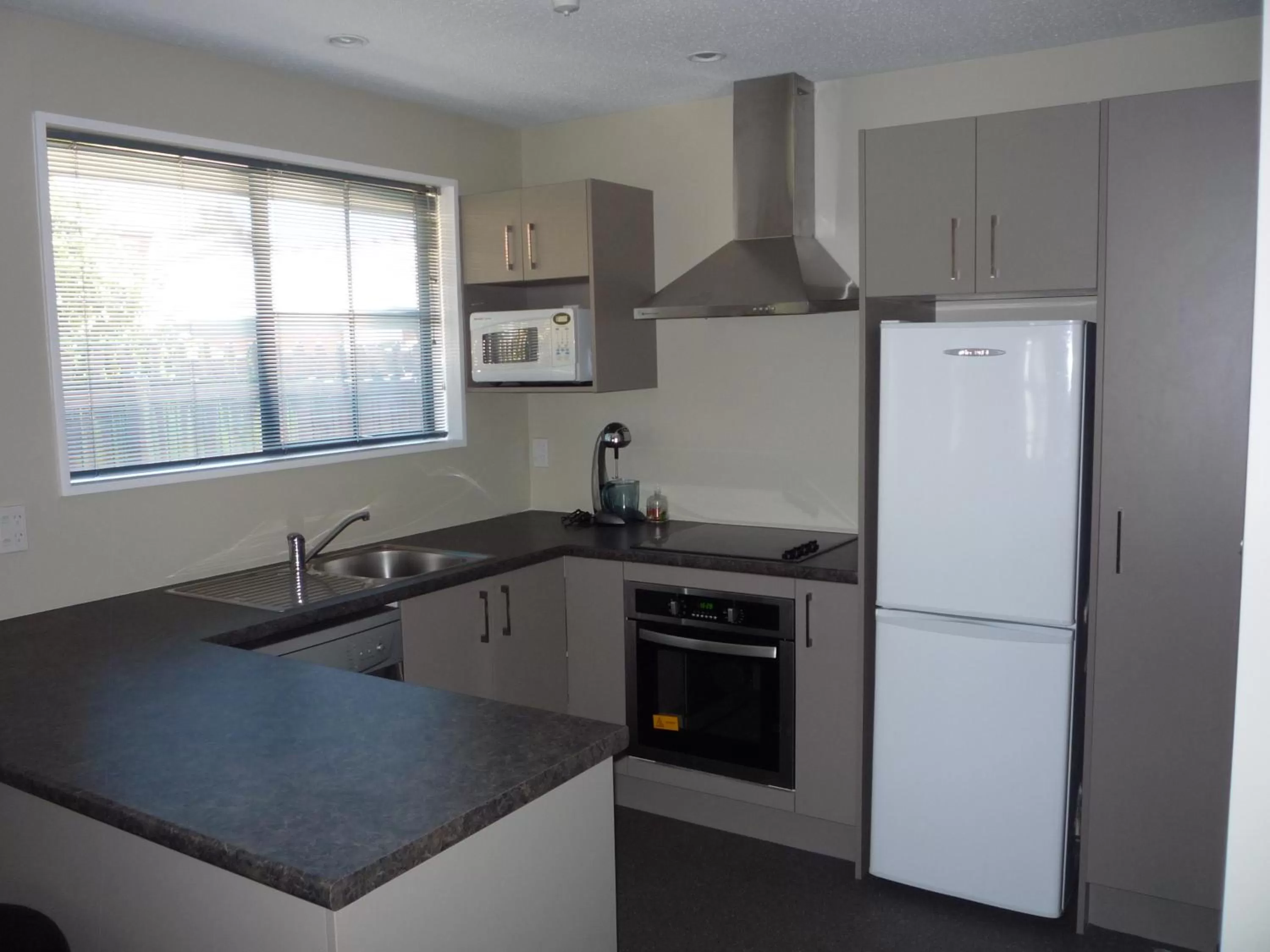 Two-Bedroom Townhouse in Metropolitan Motel on Riccarton - 2 mins walk to Westfield