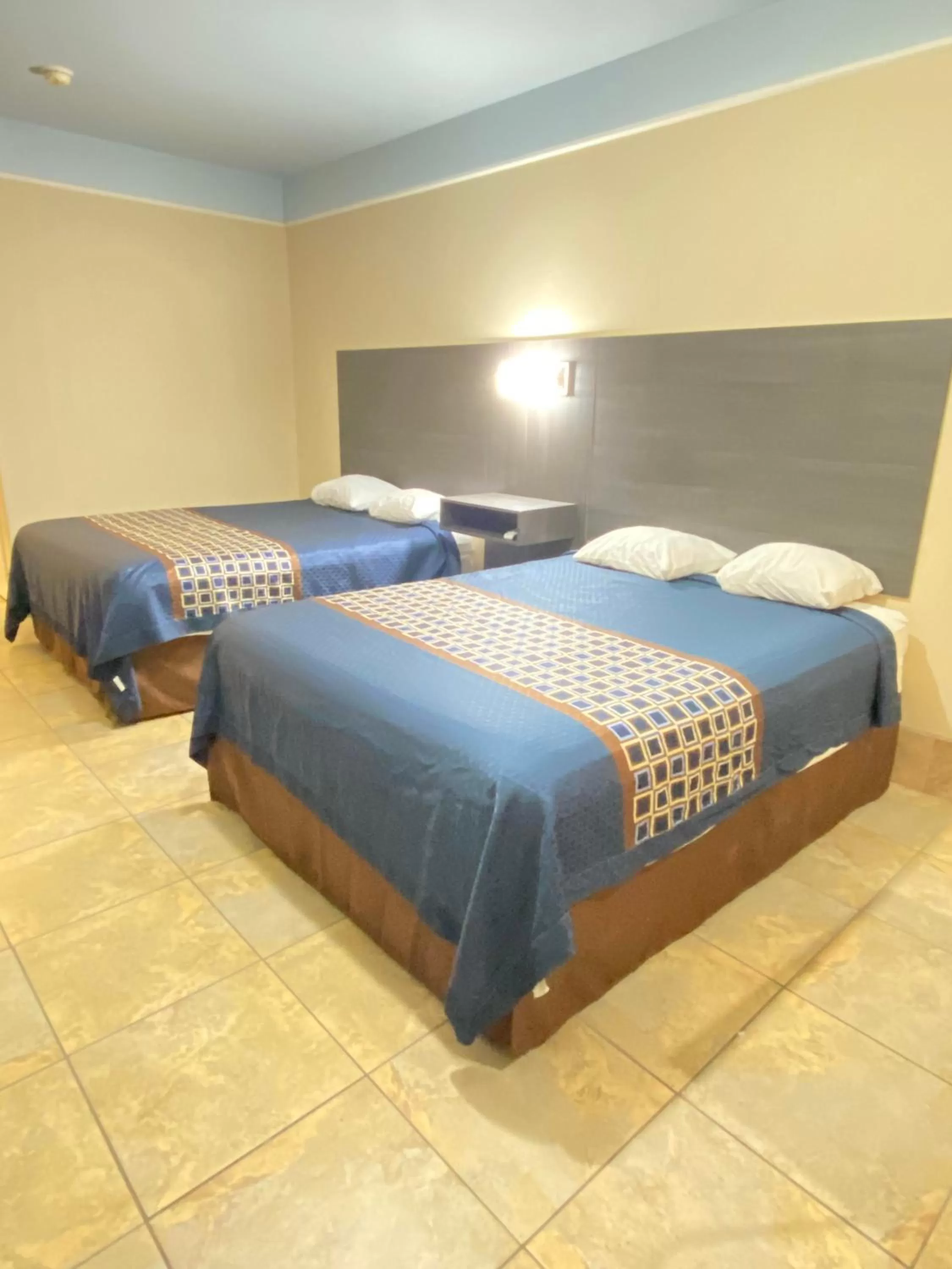 Queen Room with Two Queen Beds - Smoking in Texas Inn & Suites McAllen at La Plaza Mall and Airport