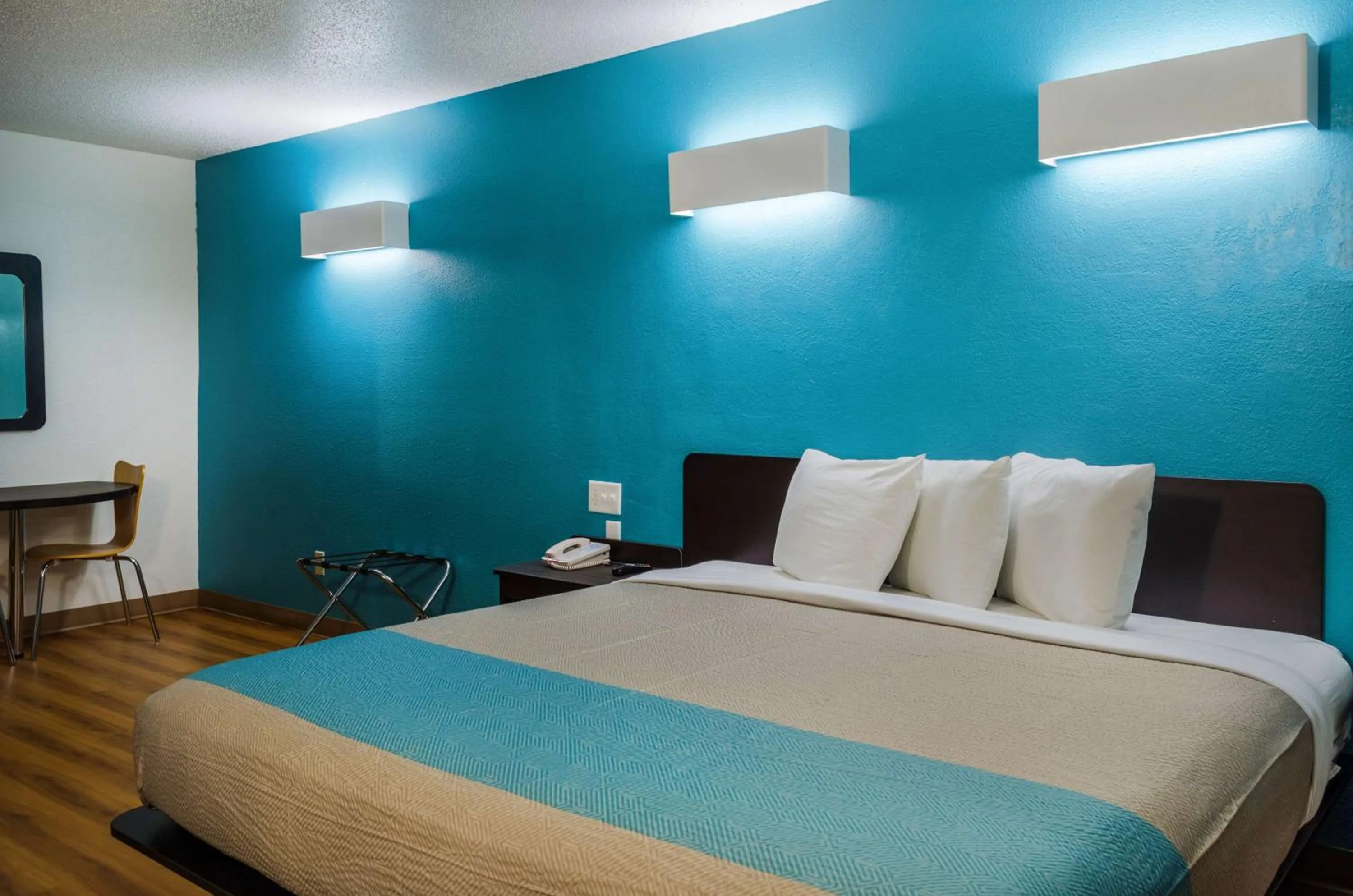 Deluxe King Room - single occupancy - Non-Smoking in Motel 6-Mobile, AL