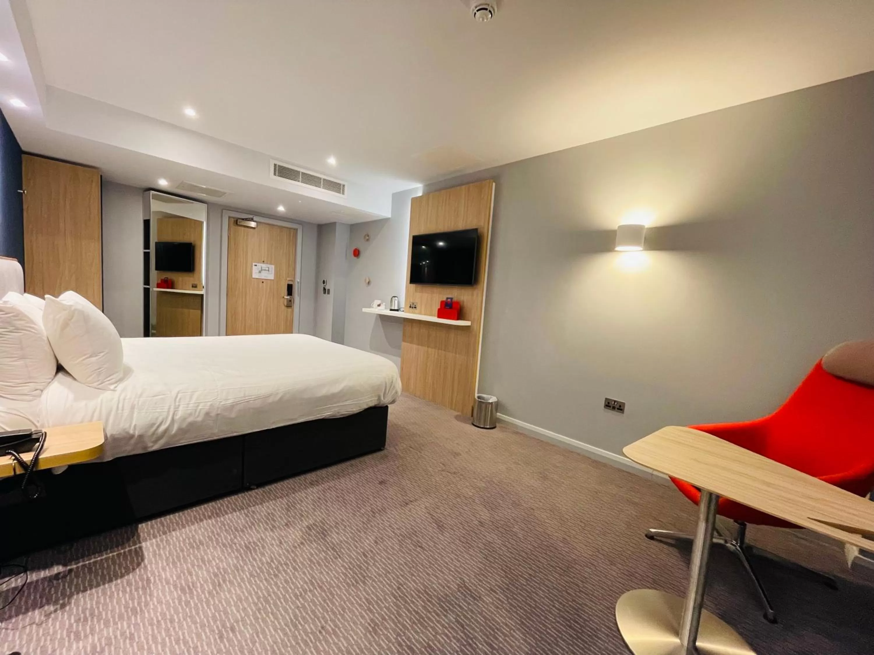 Double Room - Mobility Accessible Tub - Non-Smoking in Holiday Inn Express Cheltenham Town Centre, an IHG Hotel