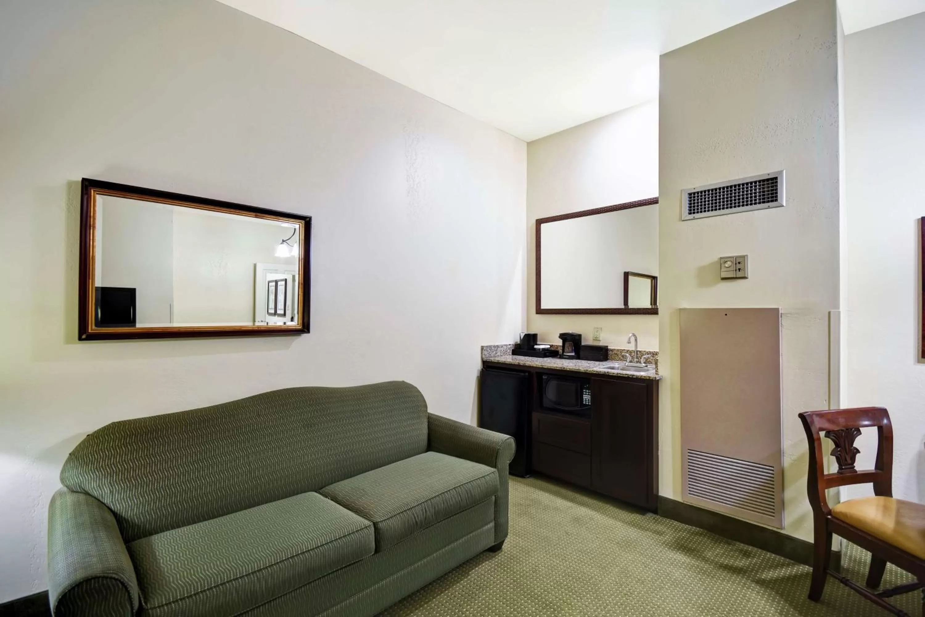 Queen Suite - Non-Smoking in Embassy Suites Charleston - Historic District