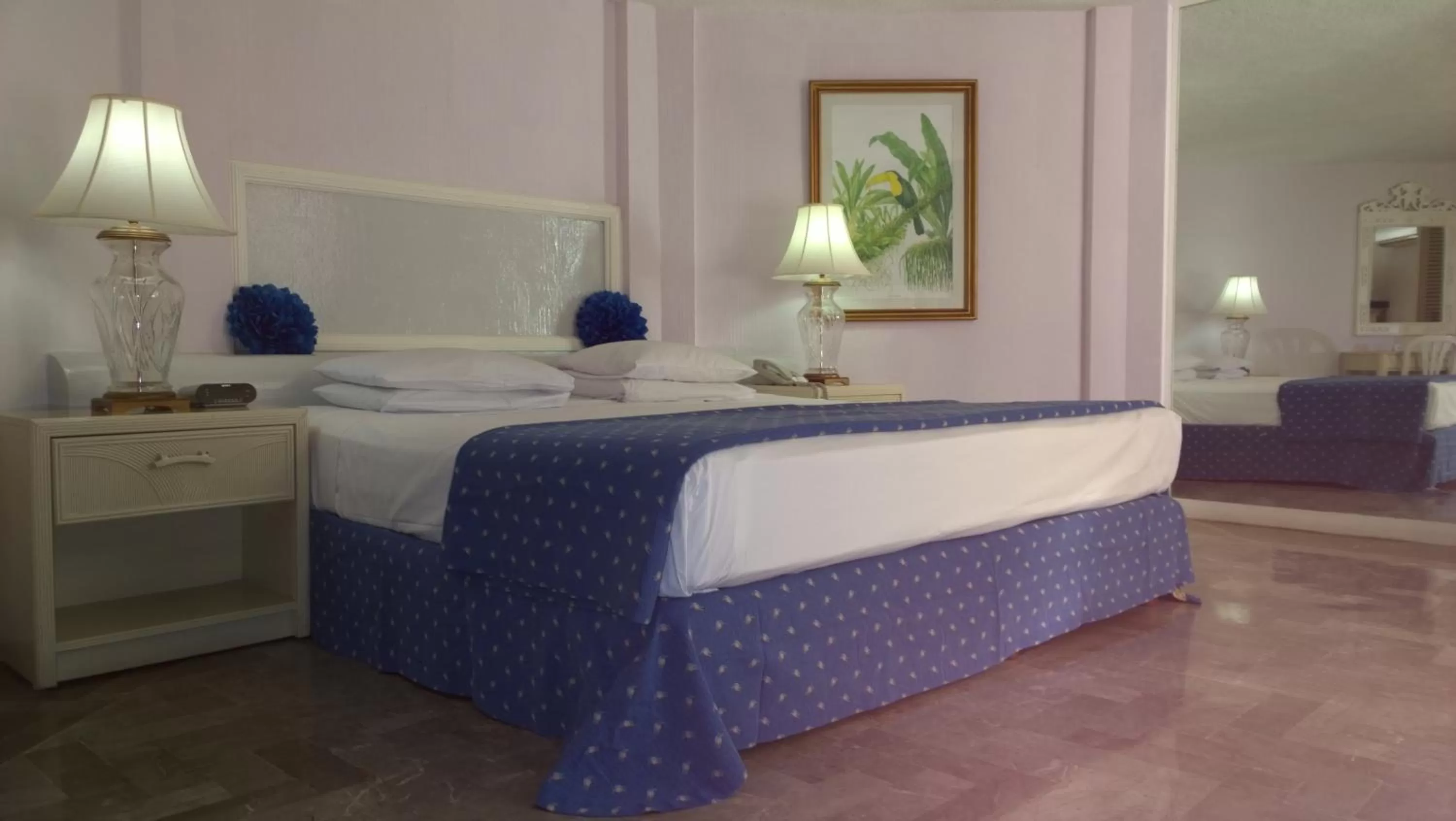 King Room - single occupancy in Hotel Acapulco Malibu